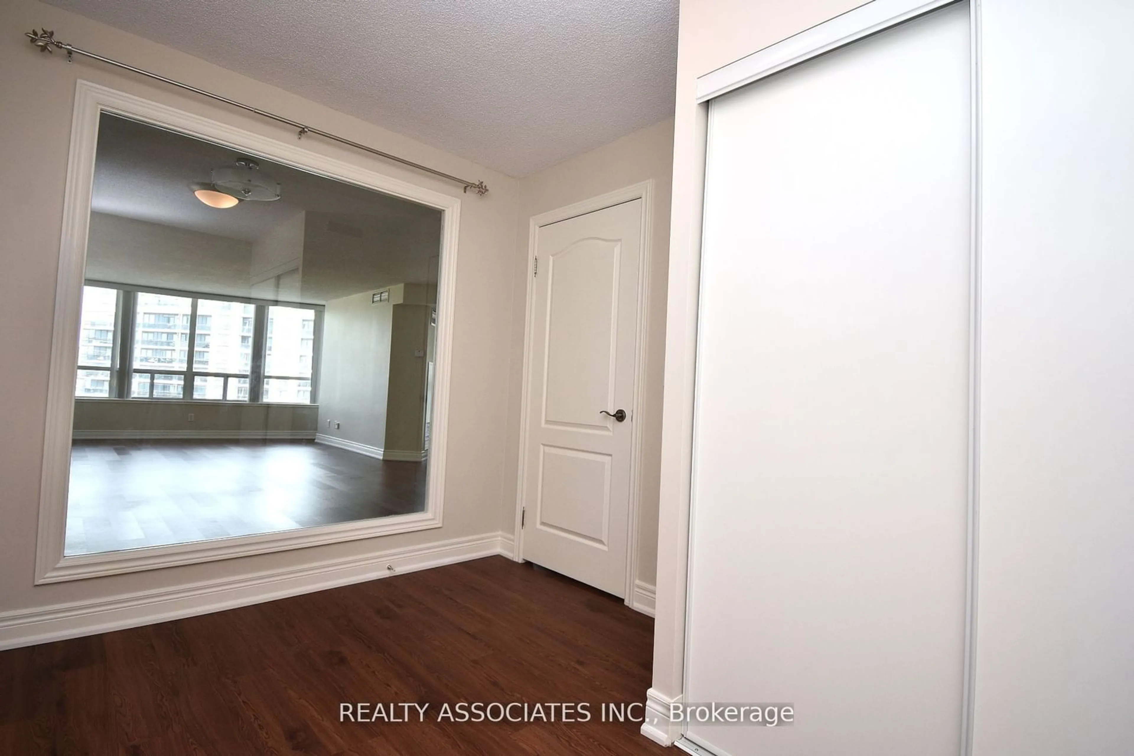 Indoor entryway for 48 Suncrest Blvd #811, Markham Ontario L3T 7Y6