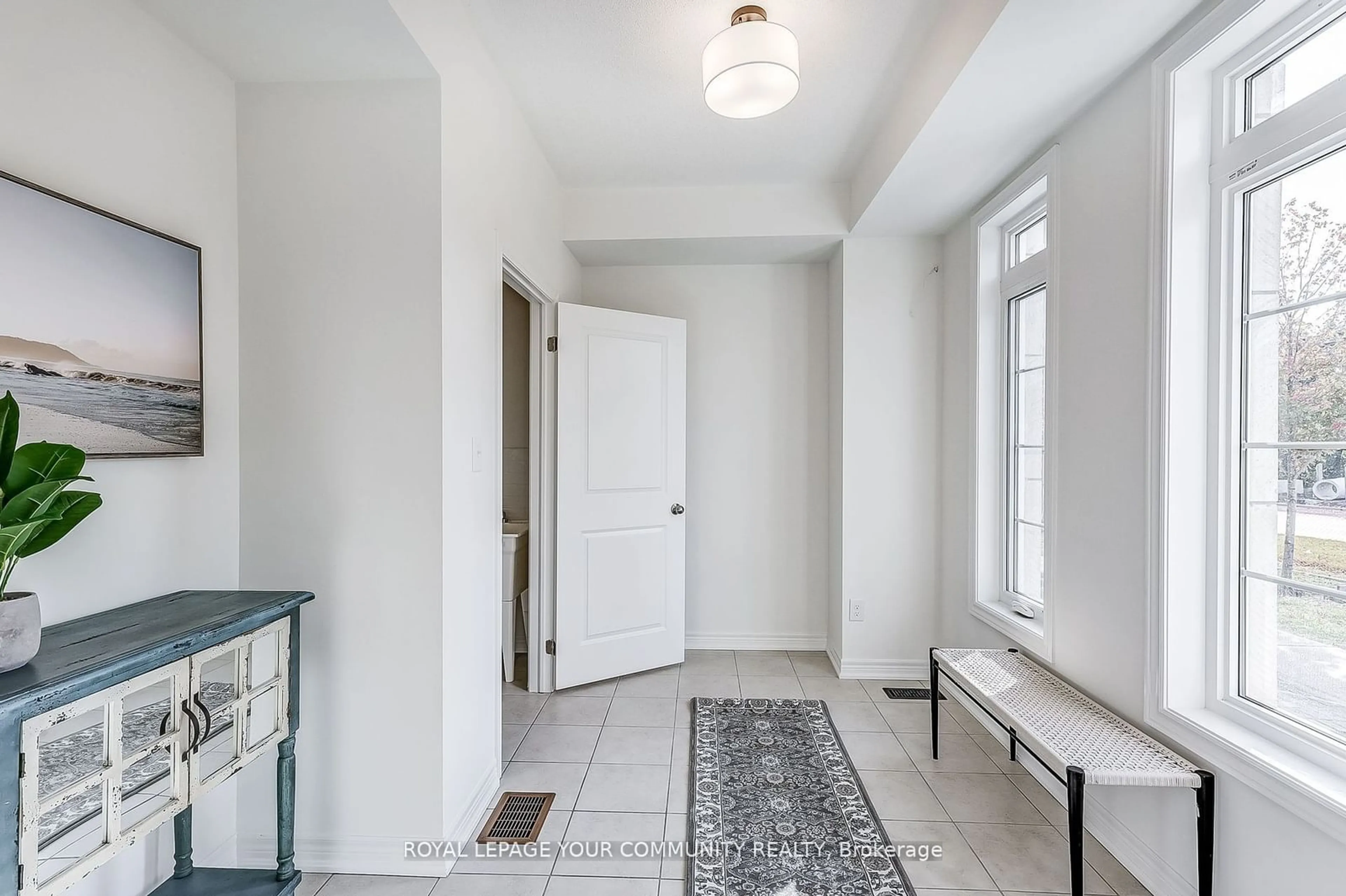 Indoor entryway, cement floor for 292 King Rd, Richmond Hill Ontario L4E 1H3