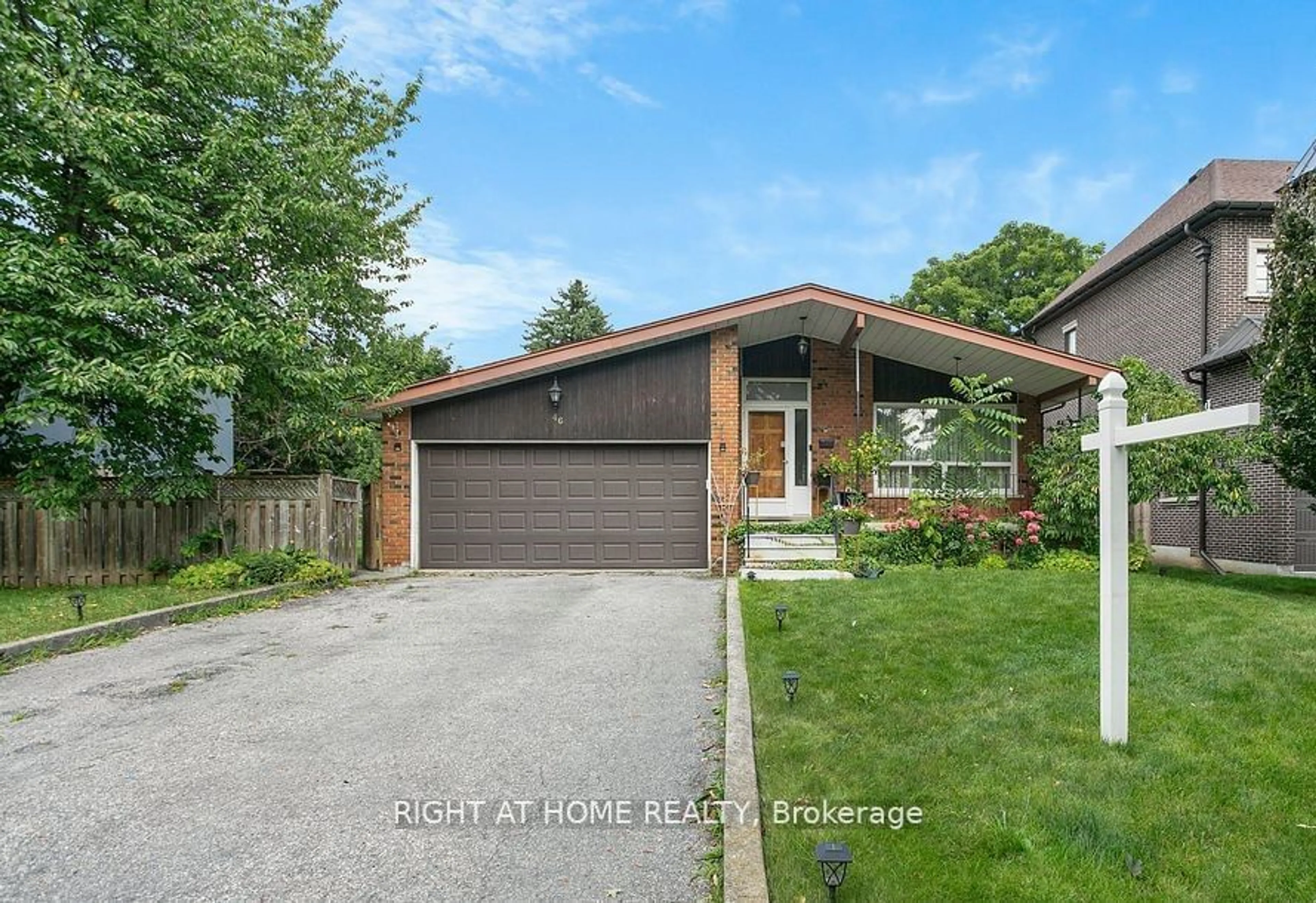 Frontside or backside of a home, cottage for 46 Sunnywood Cres, Richmond Hill Ontario L4C 6W3