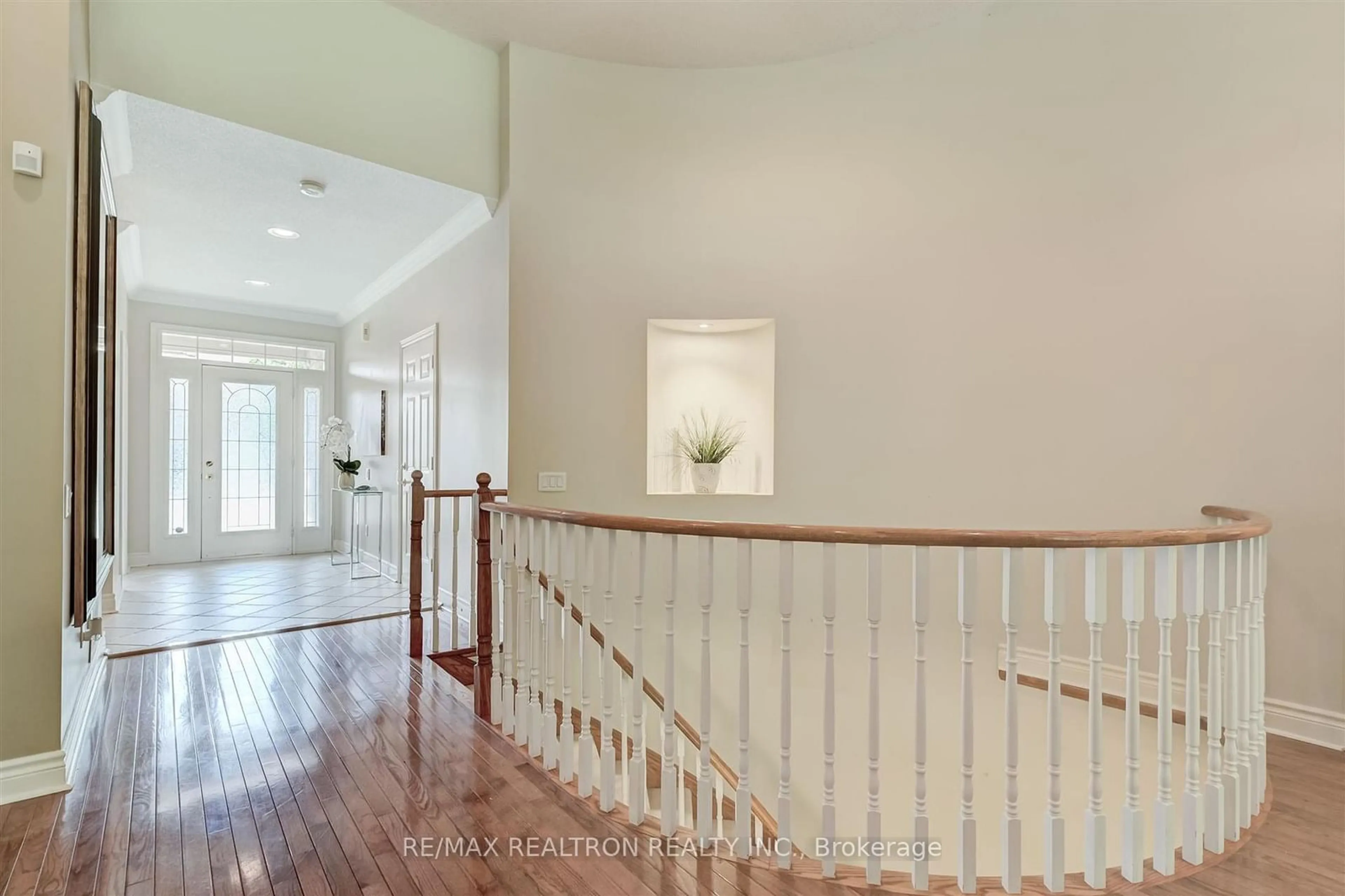 Indoor entryway, wood floors for 404 Morley Cook Cres, Newmarket Ontario L3X 2M3