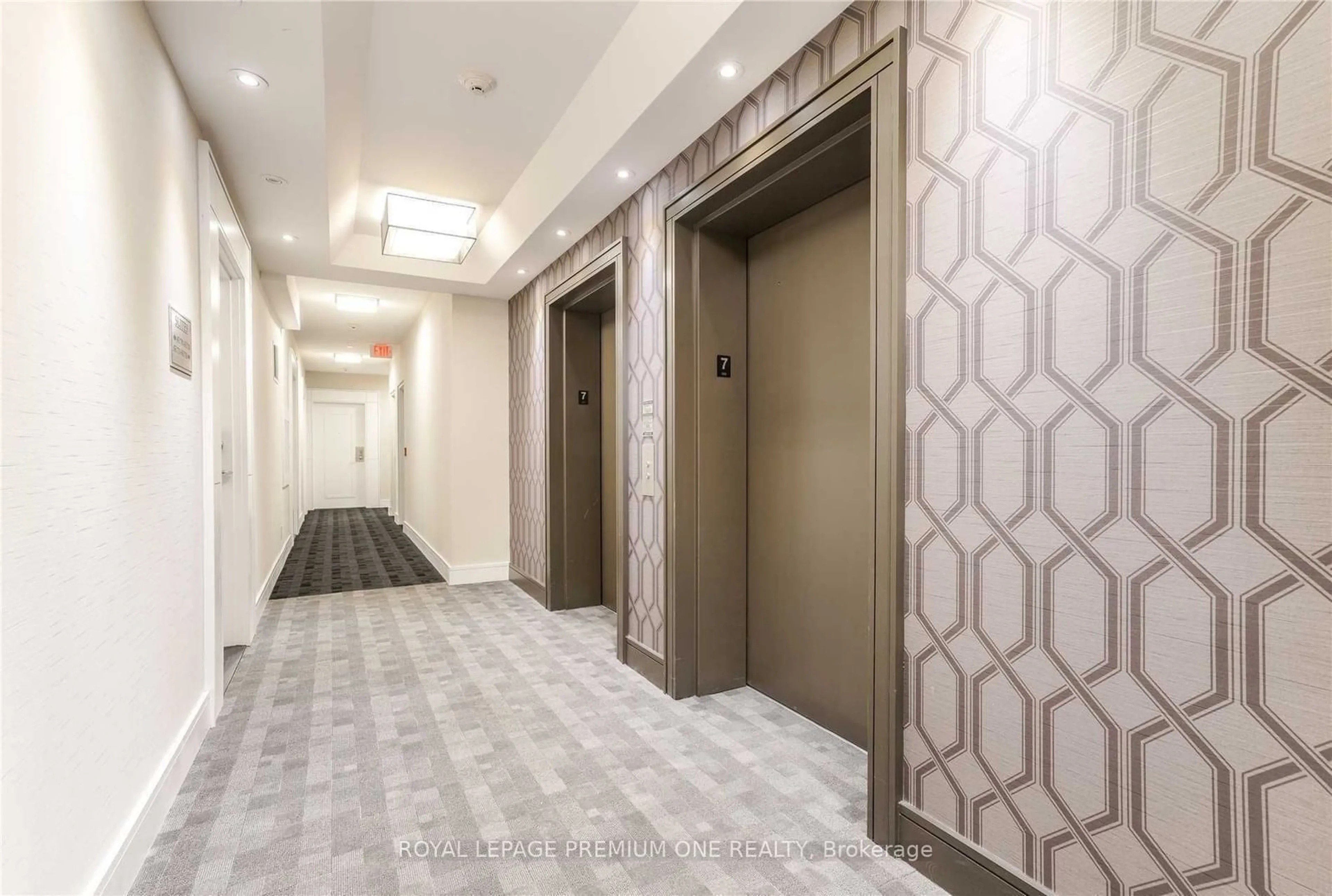 Indoor foyer, carpet floors for 9199 Yonge St #707, Richmond Hill Ontario L4C 1H9