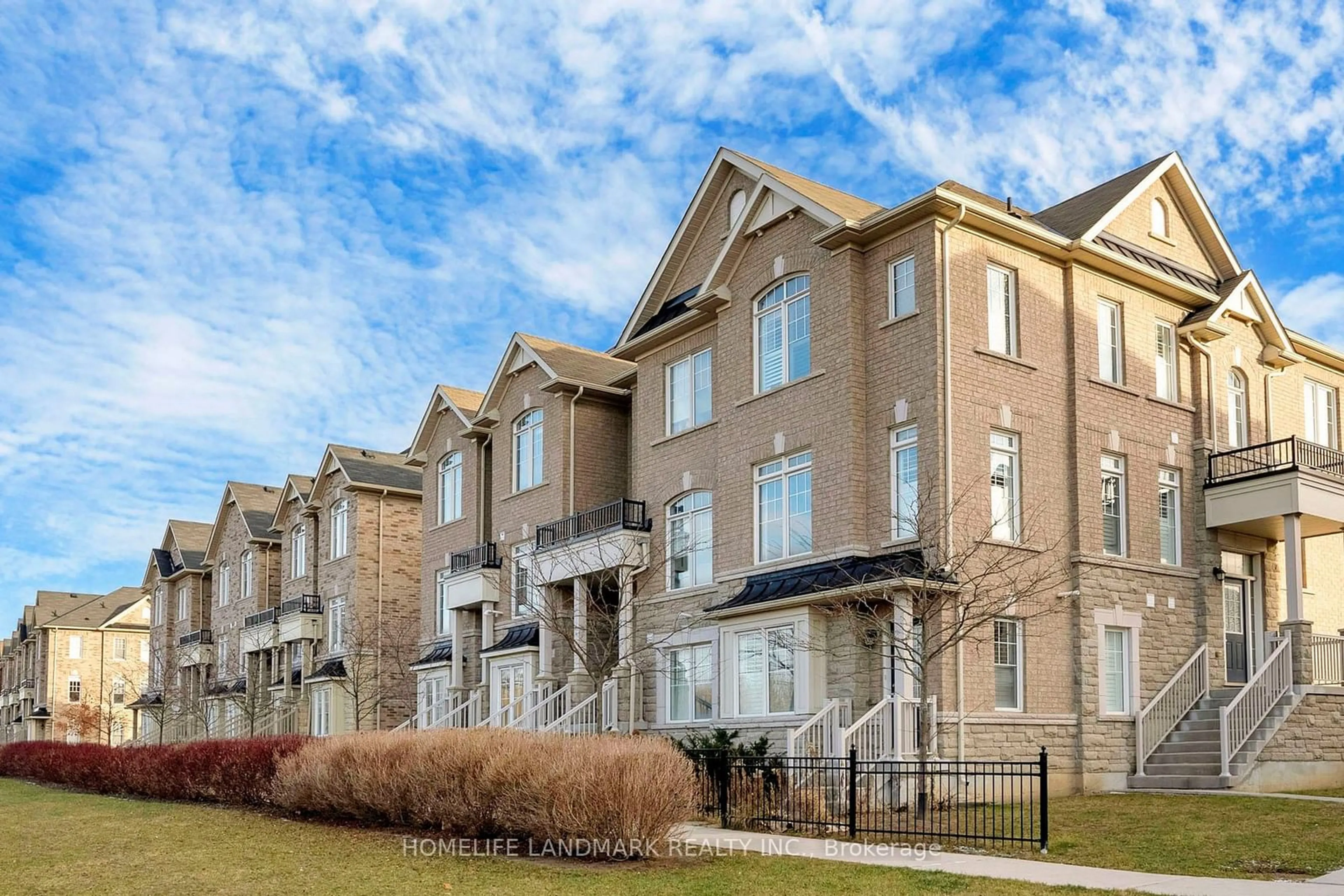 A pic from exterior of the house or condo, the front or back of building for 125 Dundas Way, Markham Ontario L6E 0T1