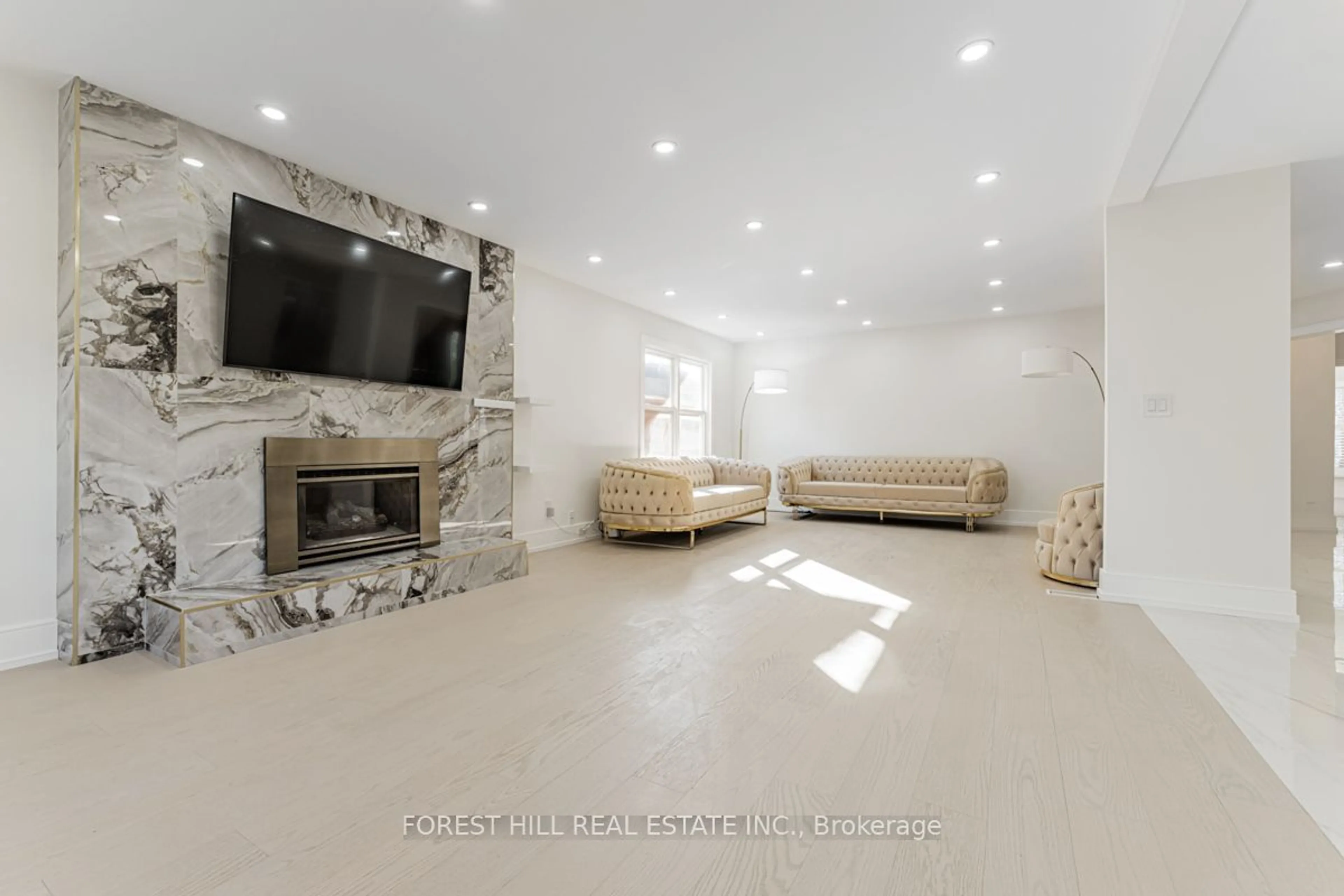 Living room, ceramic floors for 82 Devonsleigh Blvd, Richmond Hill Ontario L4S 1H2