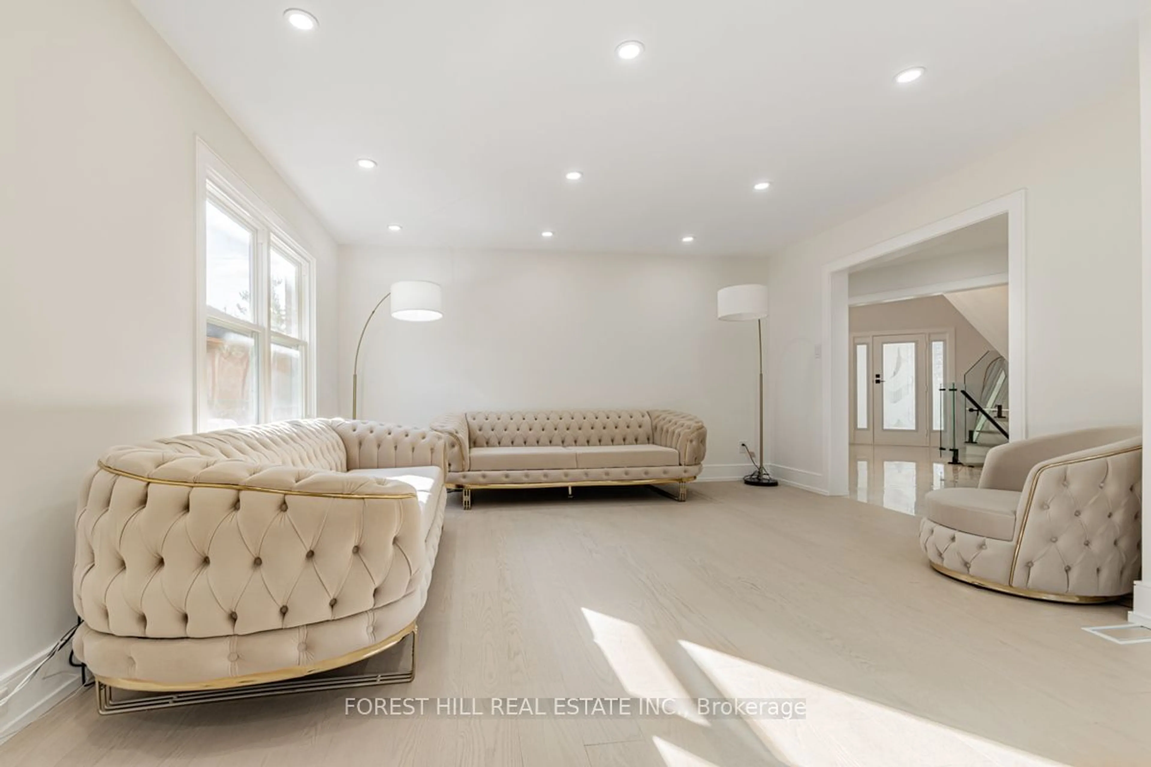 Living room, ceramic floors for 82 Devonsleigh Blvd, Richmond Hill Ontario L4S 1H2