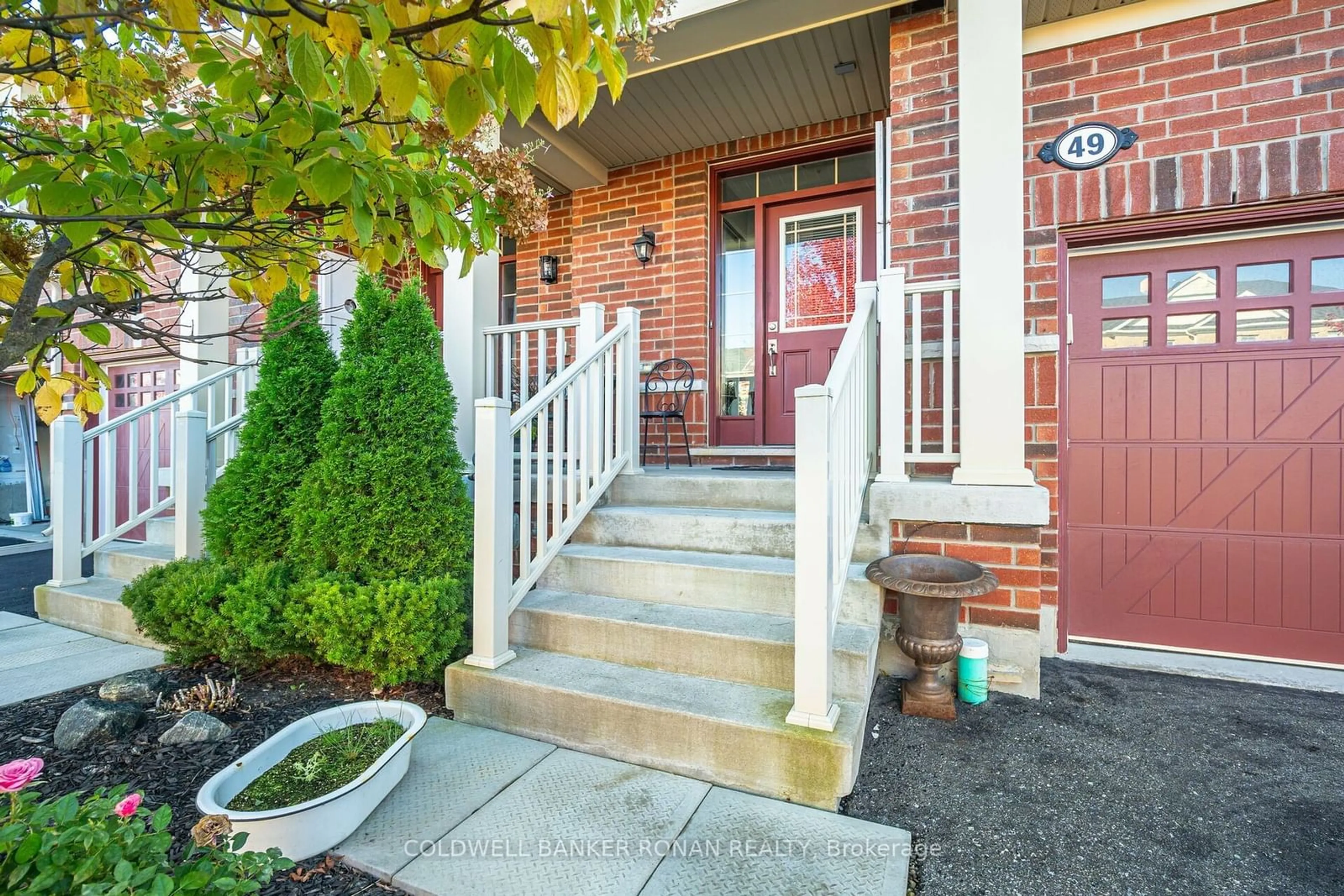 Indoor entryway, wood floors for 49 Sharpe Cres, New Tecumseth Ontario L0G 1W0