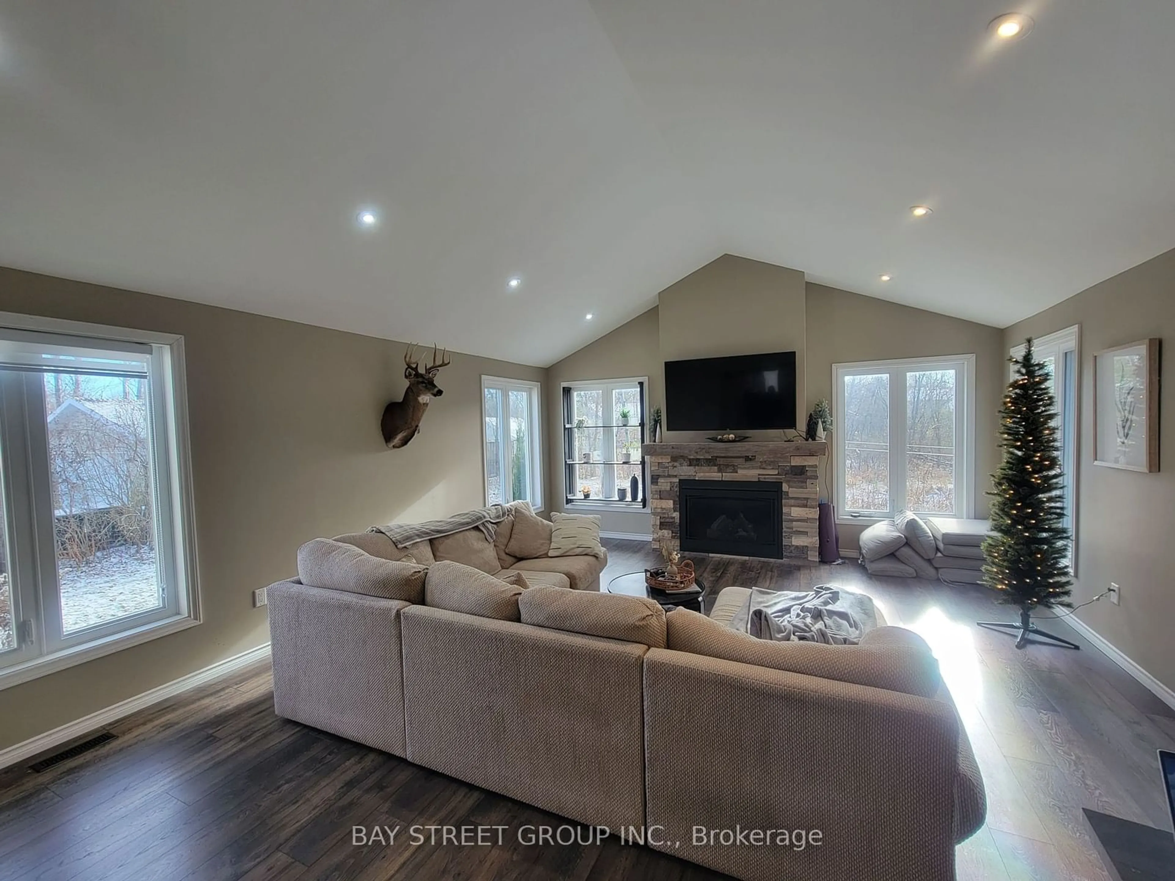 Living room, wood floors for 1147 Belle Aire Beach Rd, Innisfil Ontario L0L 1C0