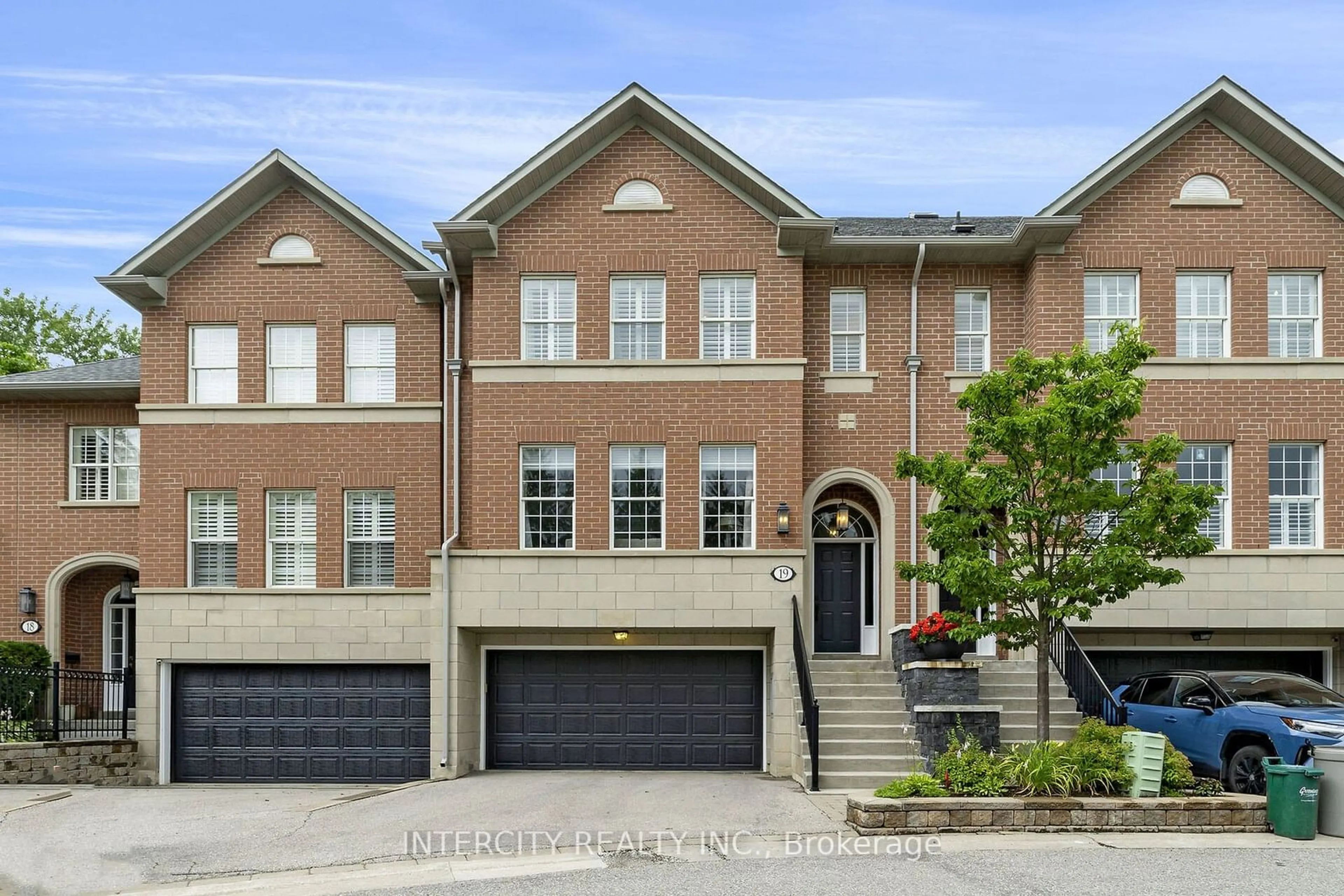 A pic from exterior of the house or condo, the street view for 8038 Yonge St #19, Vaughan Ontario L4J 1W3