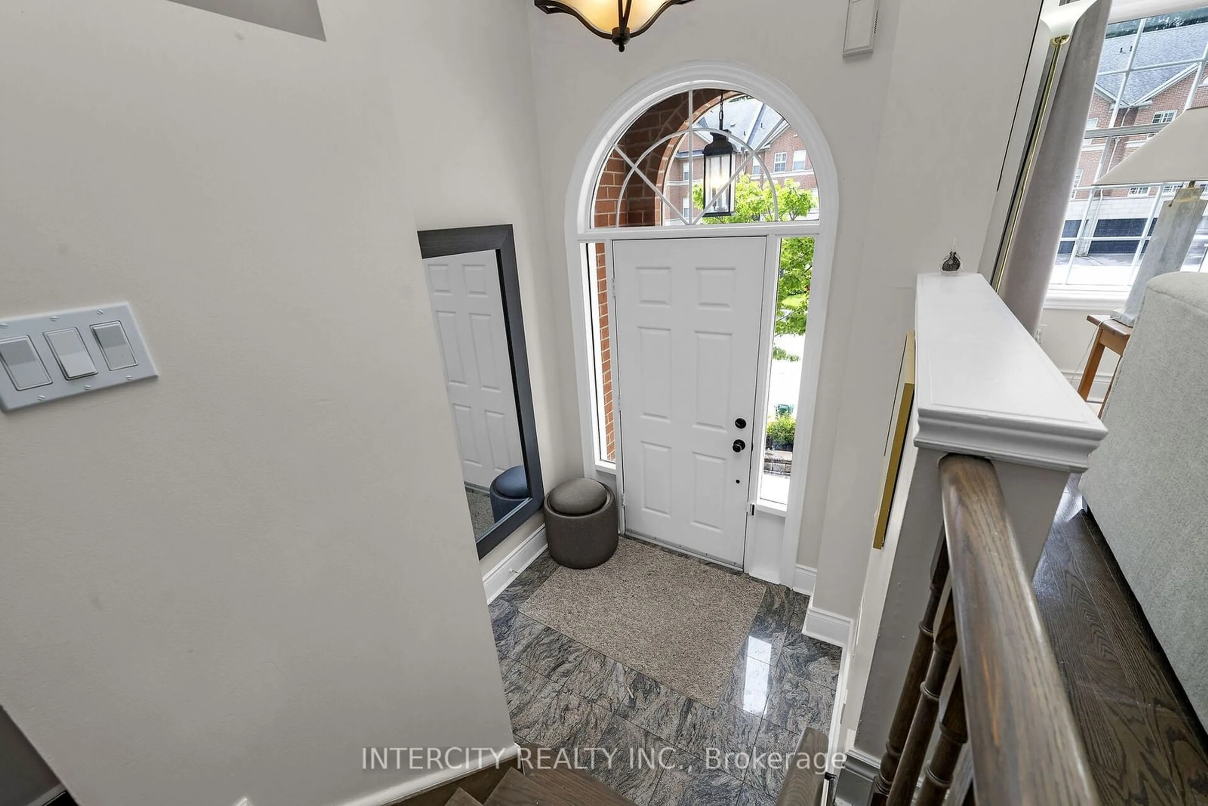 Indoor entryway, wood floors for 8038 Yonge St #19, Vaughan Ontario L4J 1W3