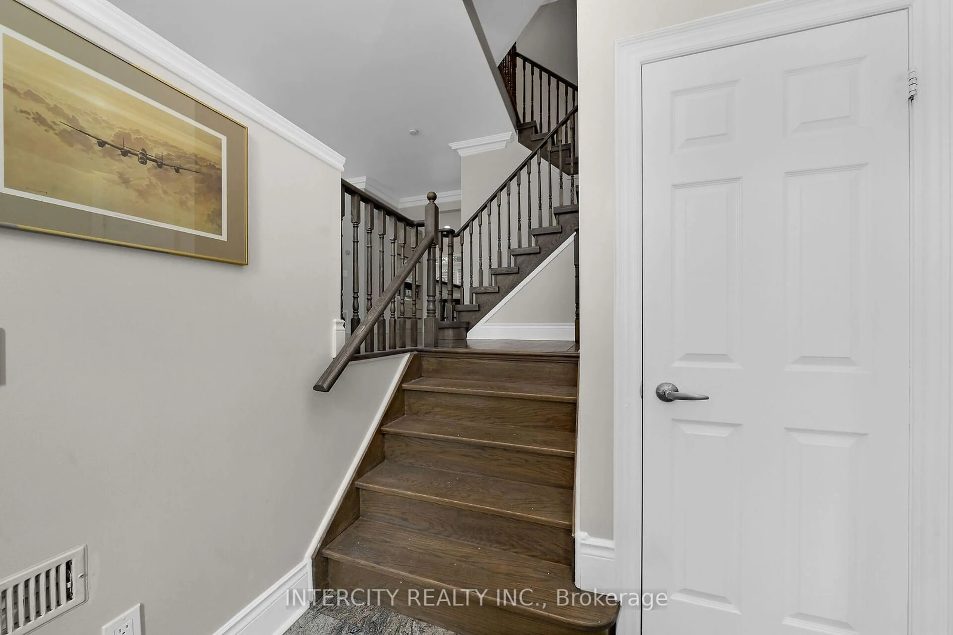 Indoor entryway, wood floors for 8038 Yonge St #19, Vaughan Ontario L4J 1W3