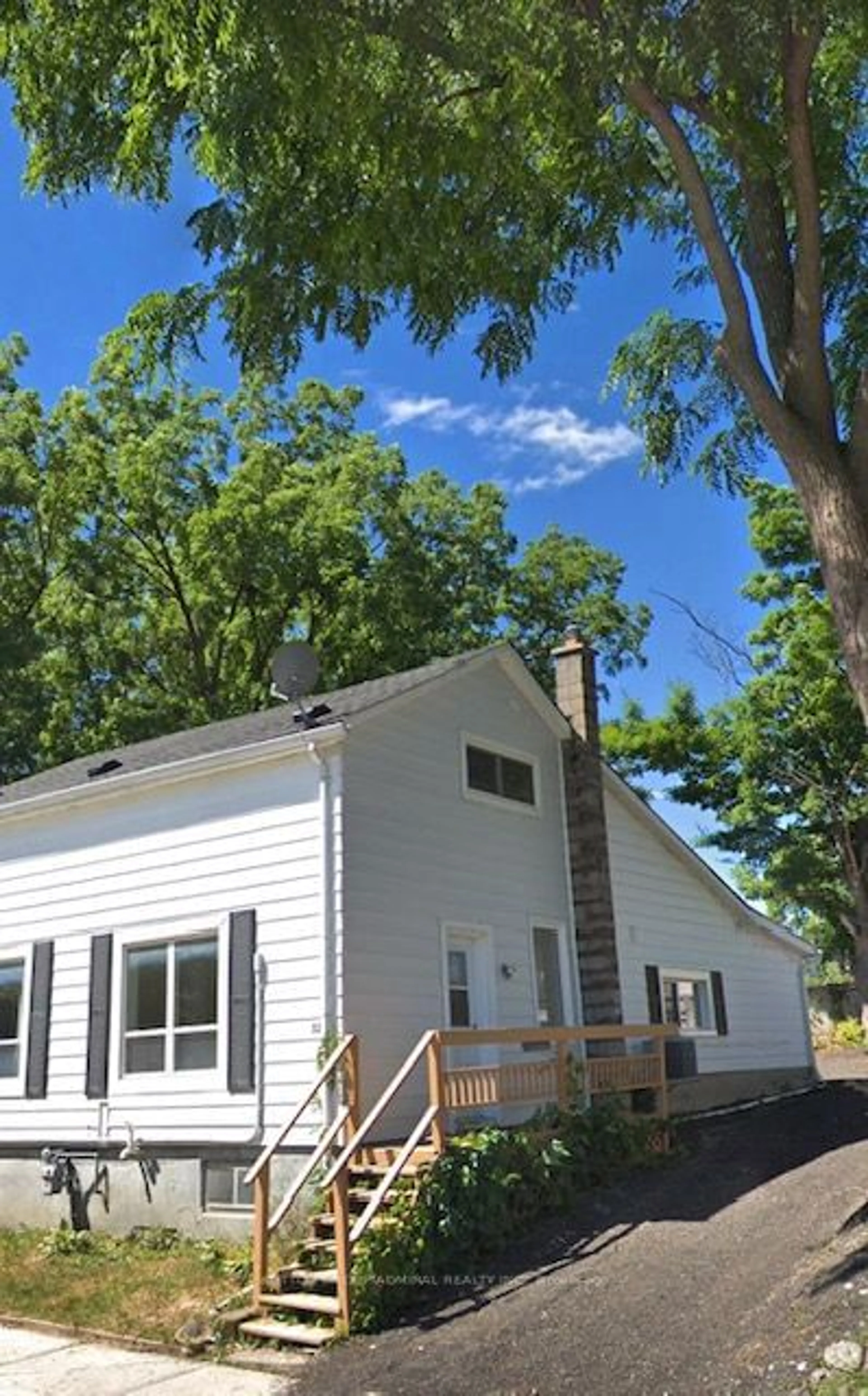 A pic from exterior of the house or condo, the front or back of building for 32-34 Superior St, Newmarket Ontario L3Y 3X3