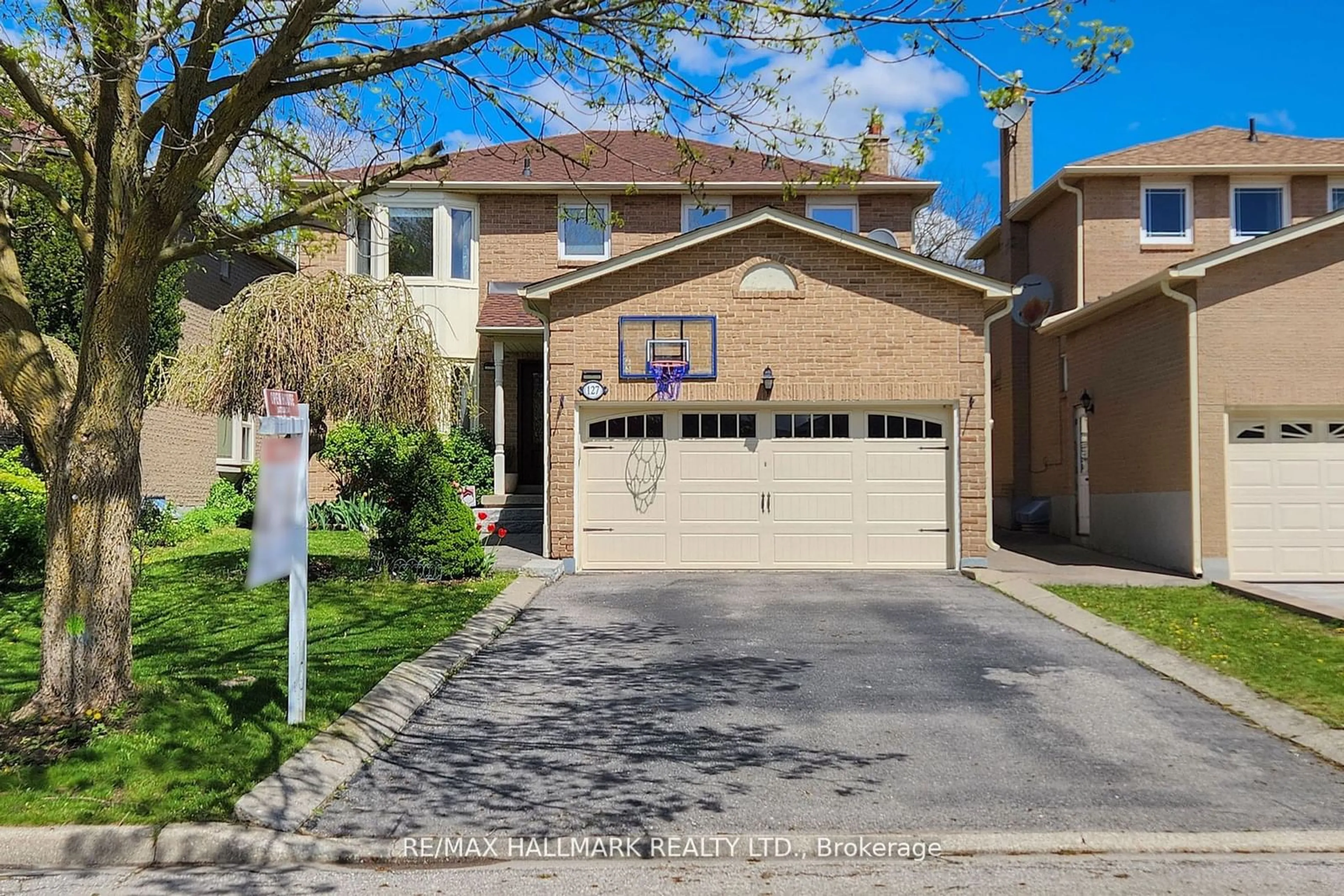 Frontside or backside of a home, the street view for 127 O'connor Cres, Richmond Hill Ontario L4C 7R7