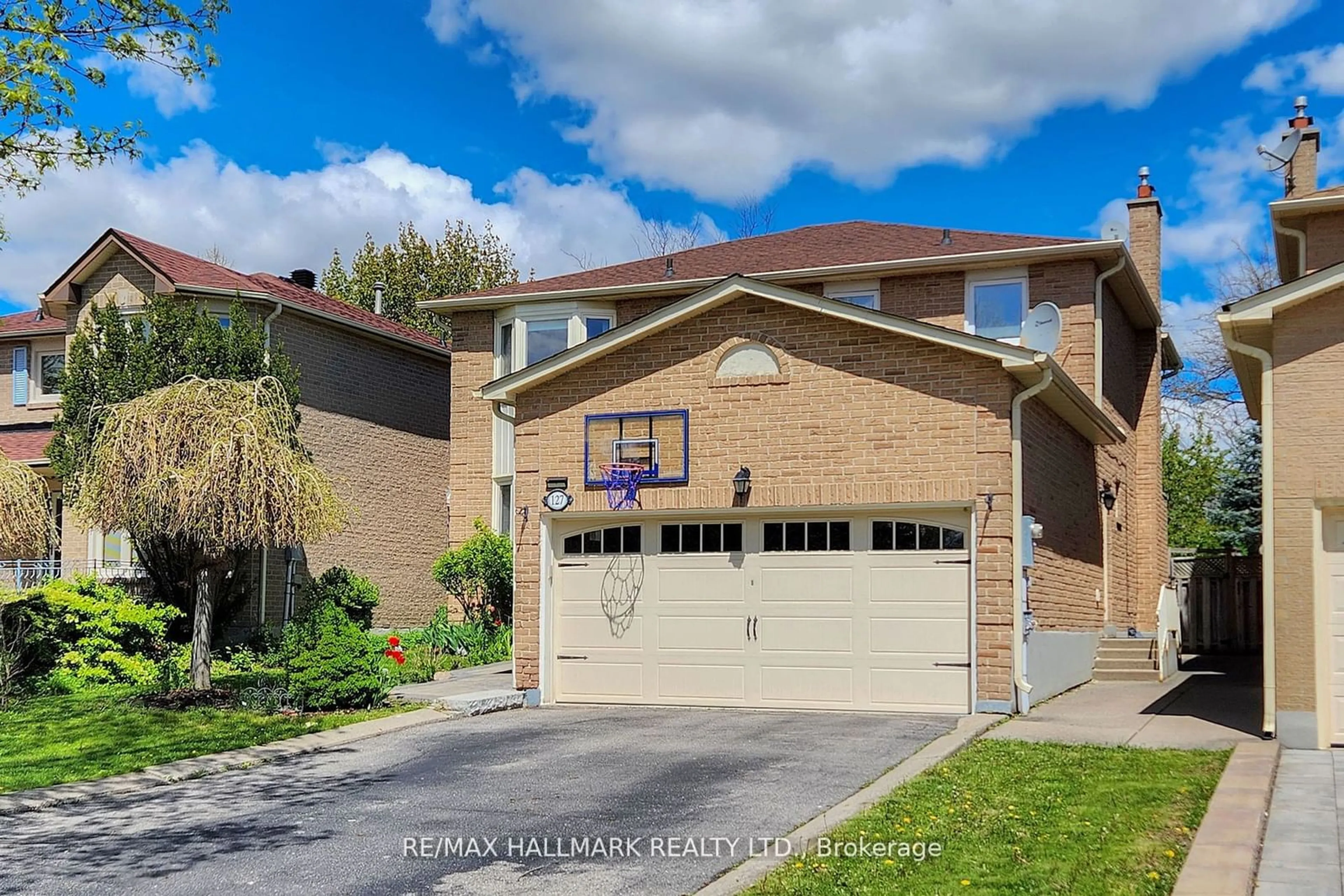 Frontside or backside of a home, the street view for 127 O'connor Cres, Richmond Hill Ontario L4C 7R7