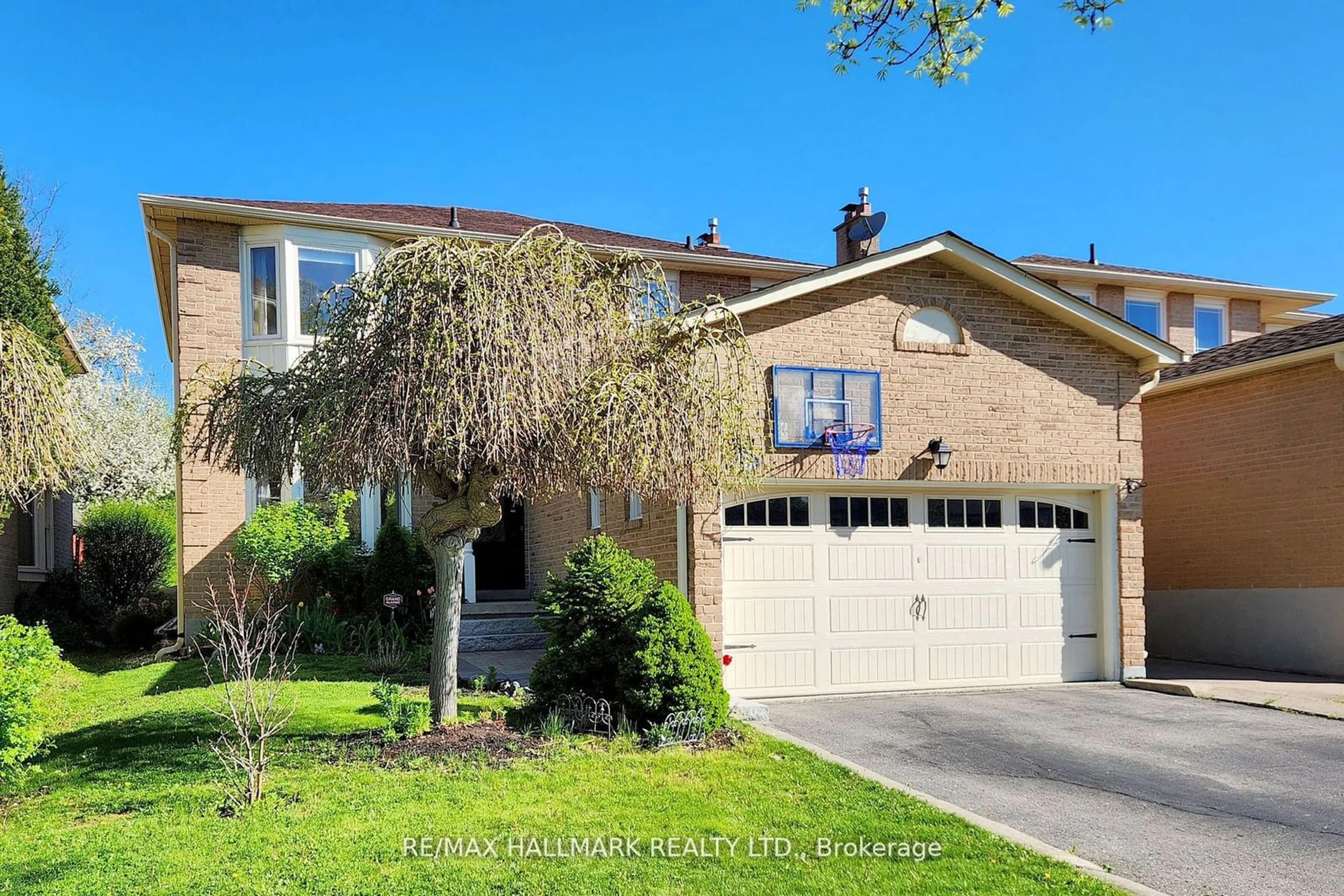 Frontside or backside of a home, the street view for 127 O'connor Cres, Richmond Hill Ontario L4C 7R7