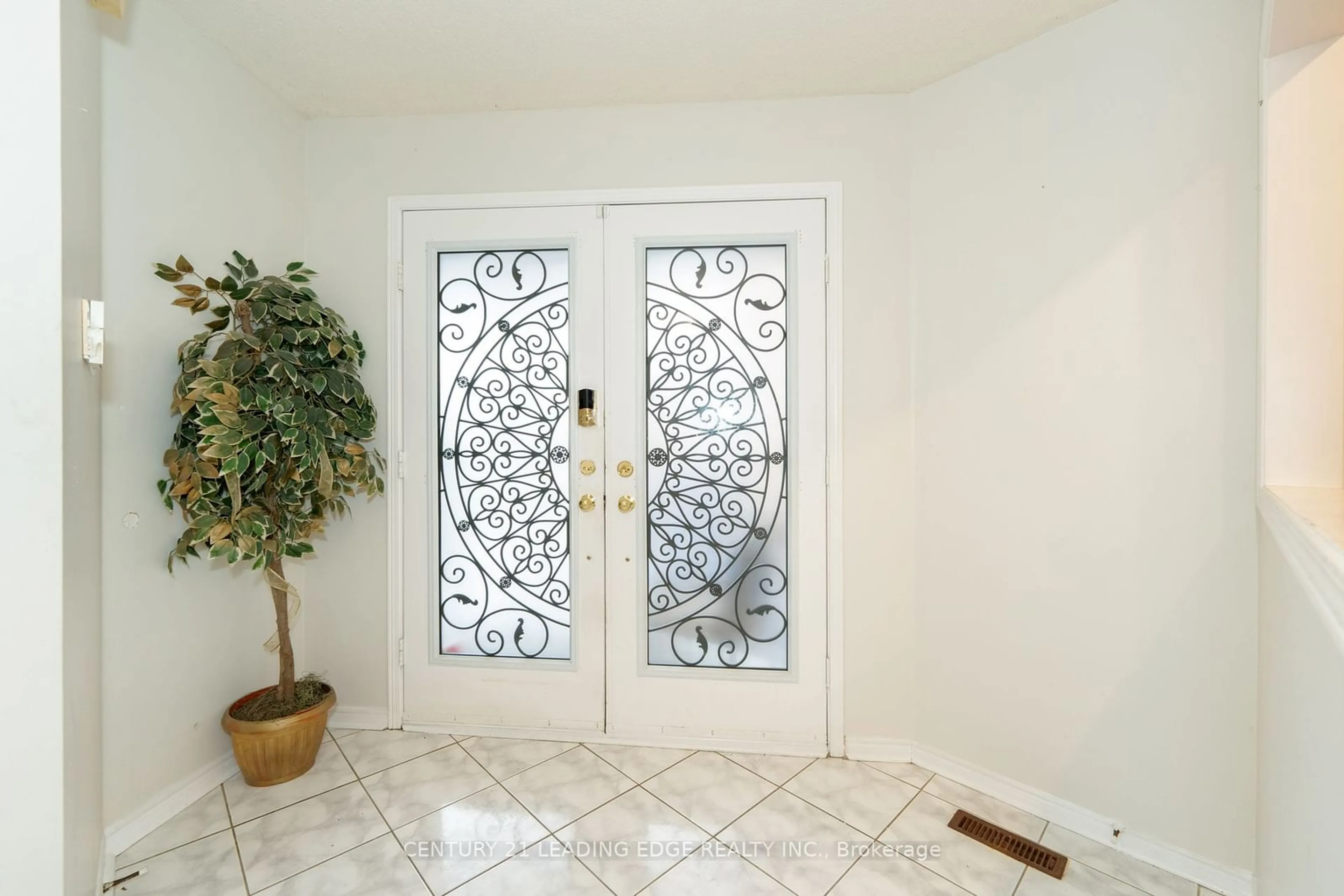 Indoor entryway, ceramic floors for 211 Sophia Rd, Markham Ontario L3S 4C5