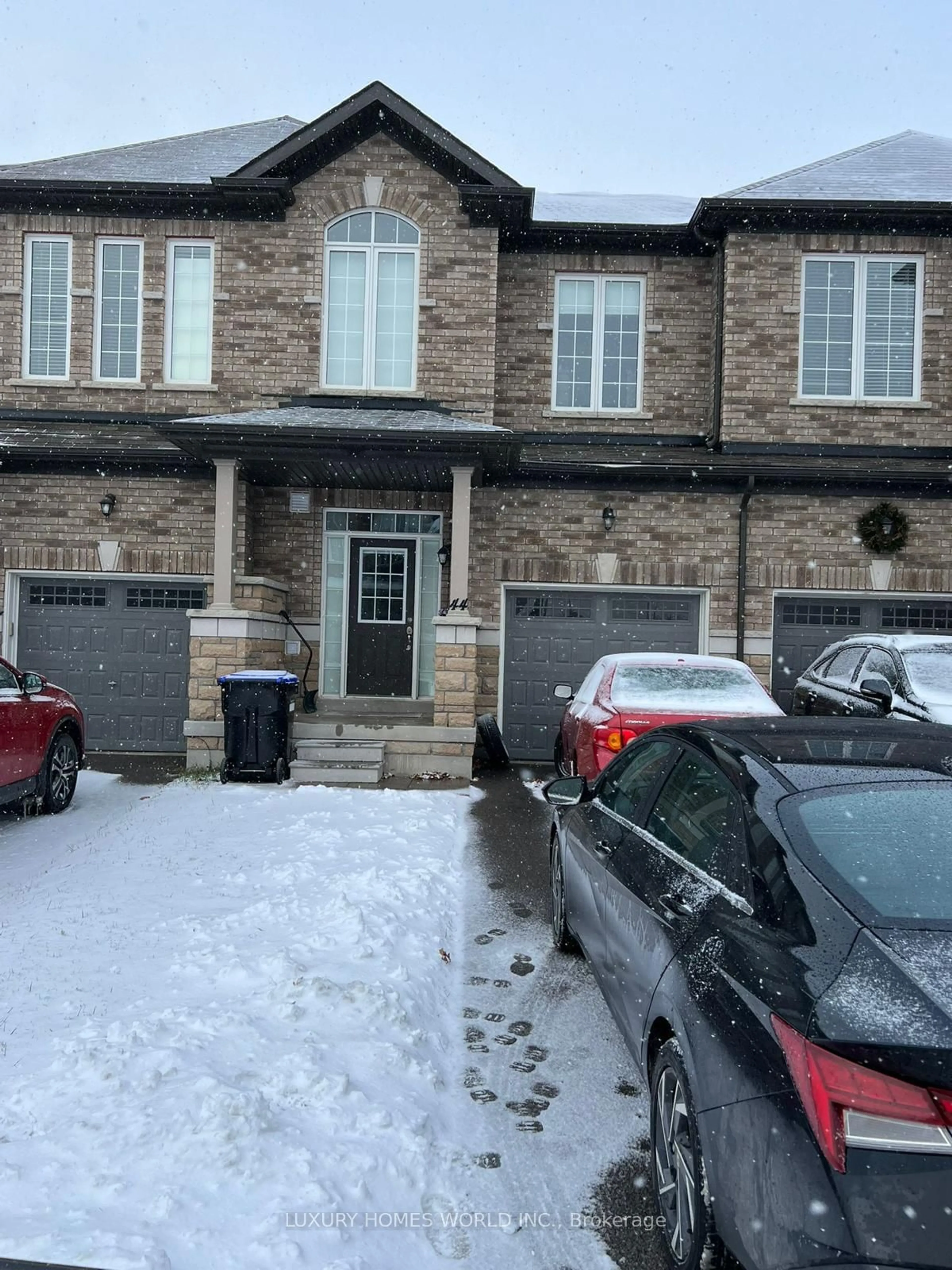 A pic from exterior of the house or condo, the street view for 44 Blackwell Cres, Bradford West Gwillimbury Ontario L3Z 4L3