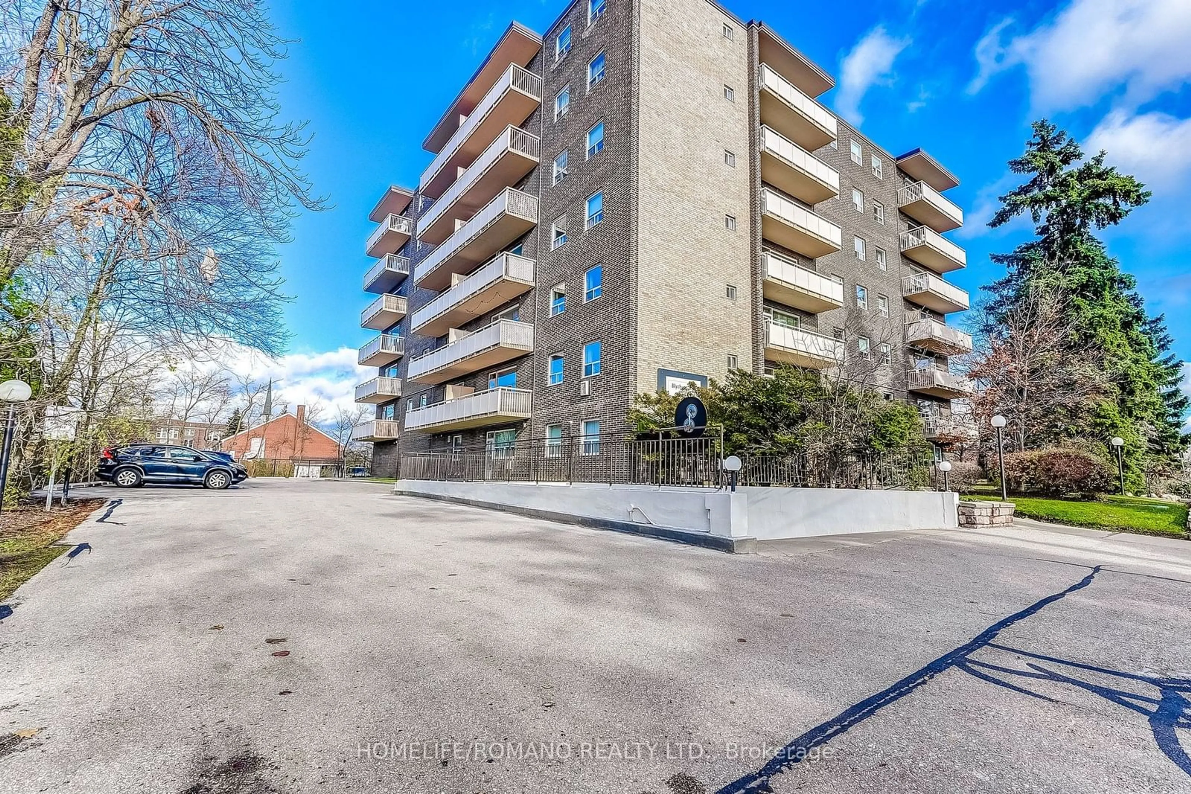 A pic from exterior of the house or condo, the street view for 67 Richmond St #202, Richmond Hill Ontario L4C 3Y3