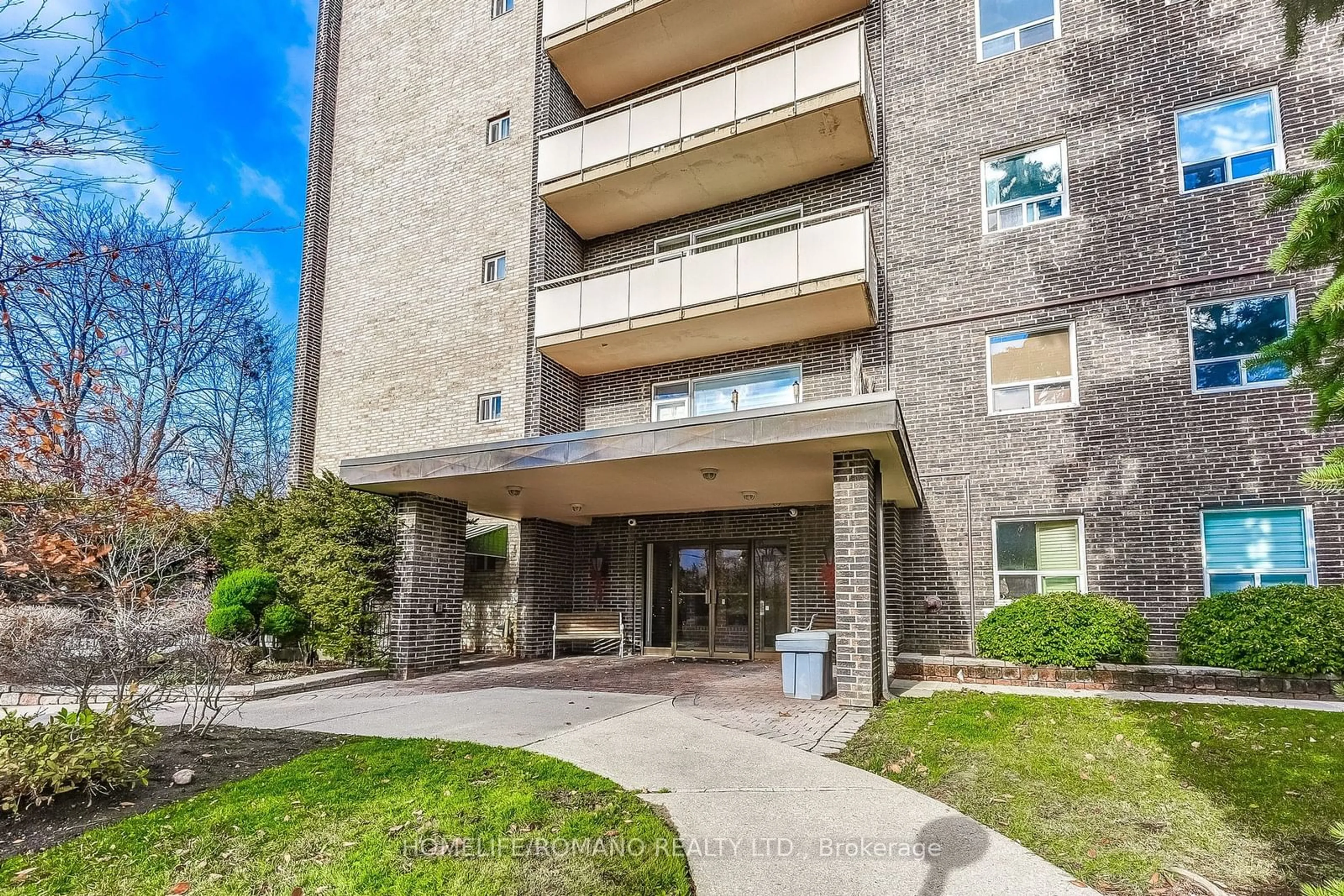 A pic from exterior of the house or condo, the front or back of building for 67 Richmond St #202, Richmond Hill Ontario L4C 3Y3