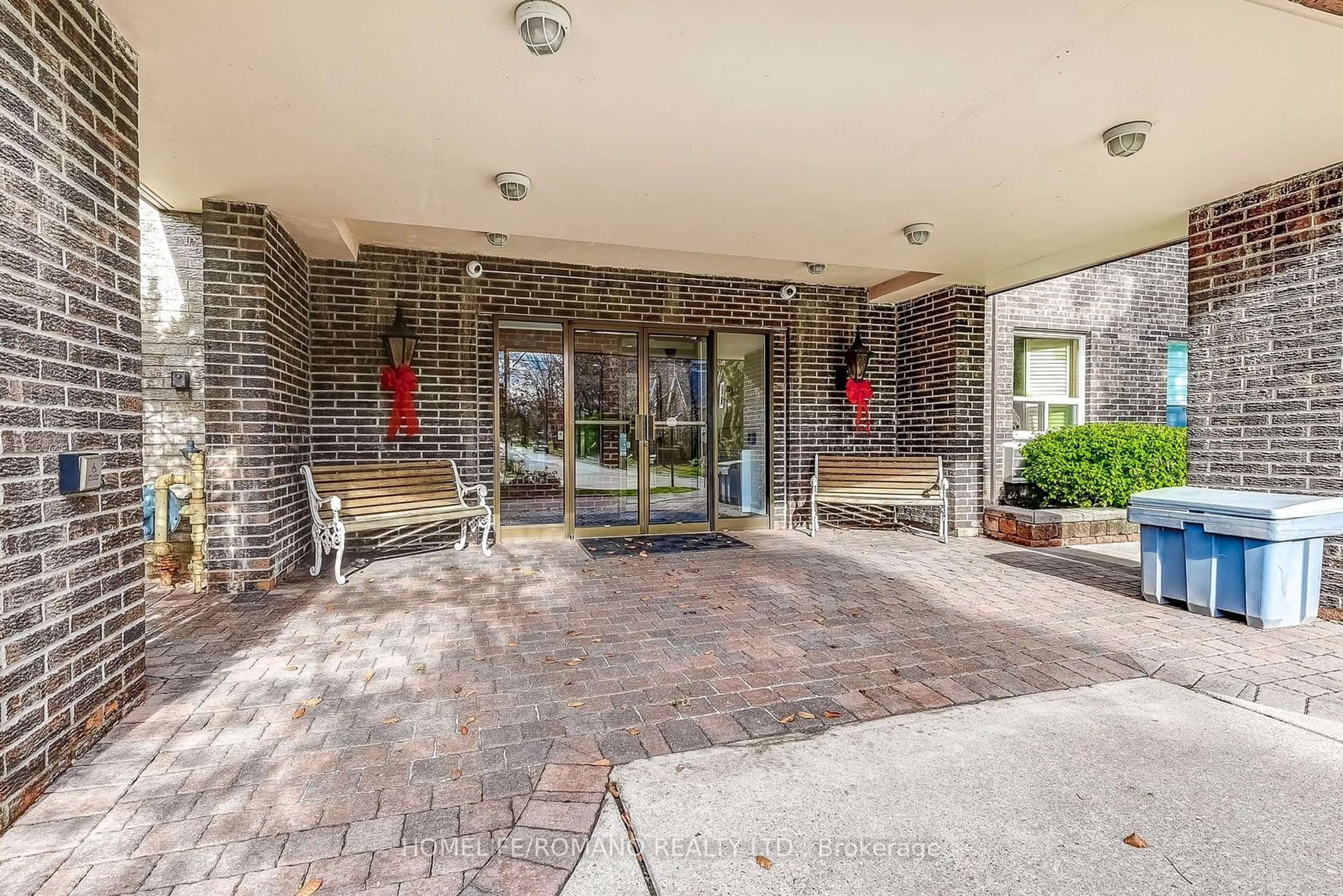 Indoor foyer, cement floor for 67 Richmond St #202, Richmond Hill Ontario L4C 3Y3