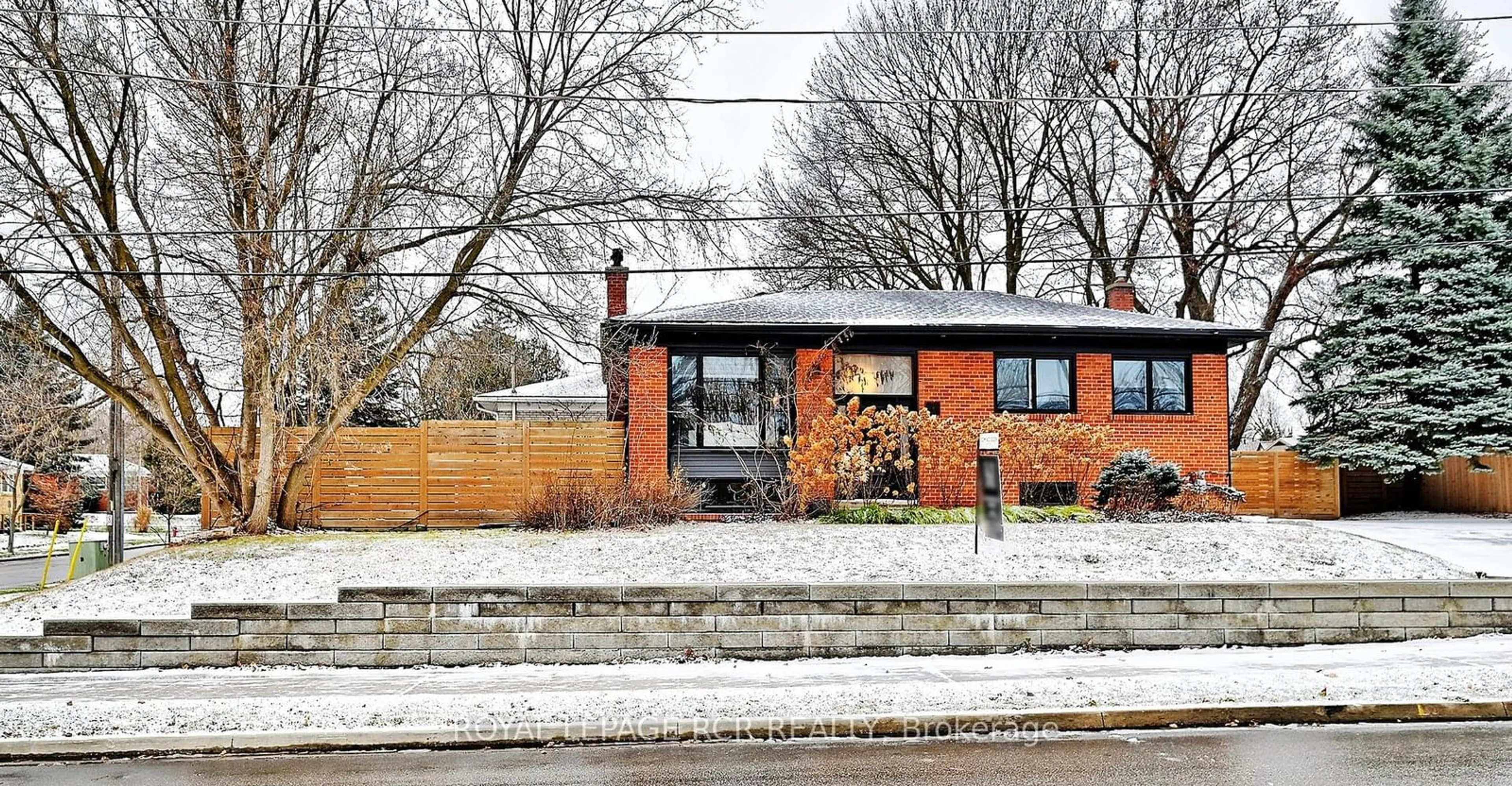 Home with brick exterior material for 93 Queen St, Newmarket Ontario L3Y 2E7