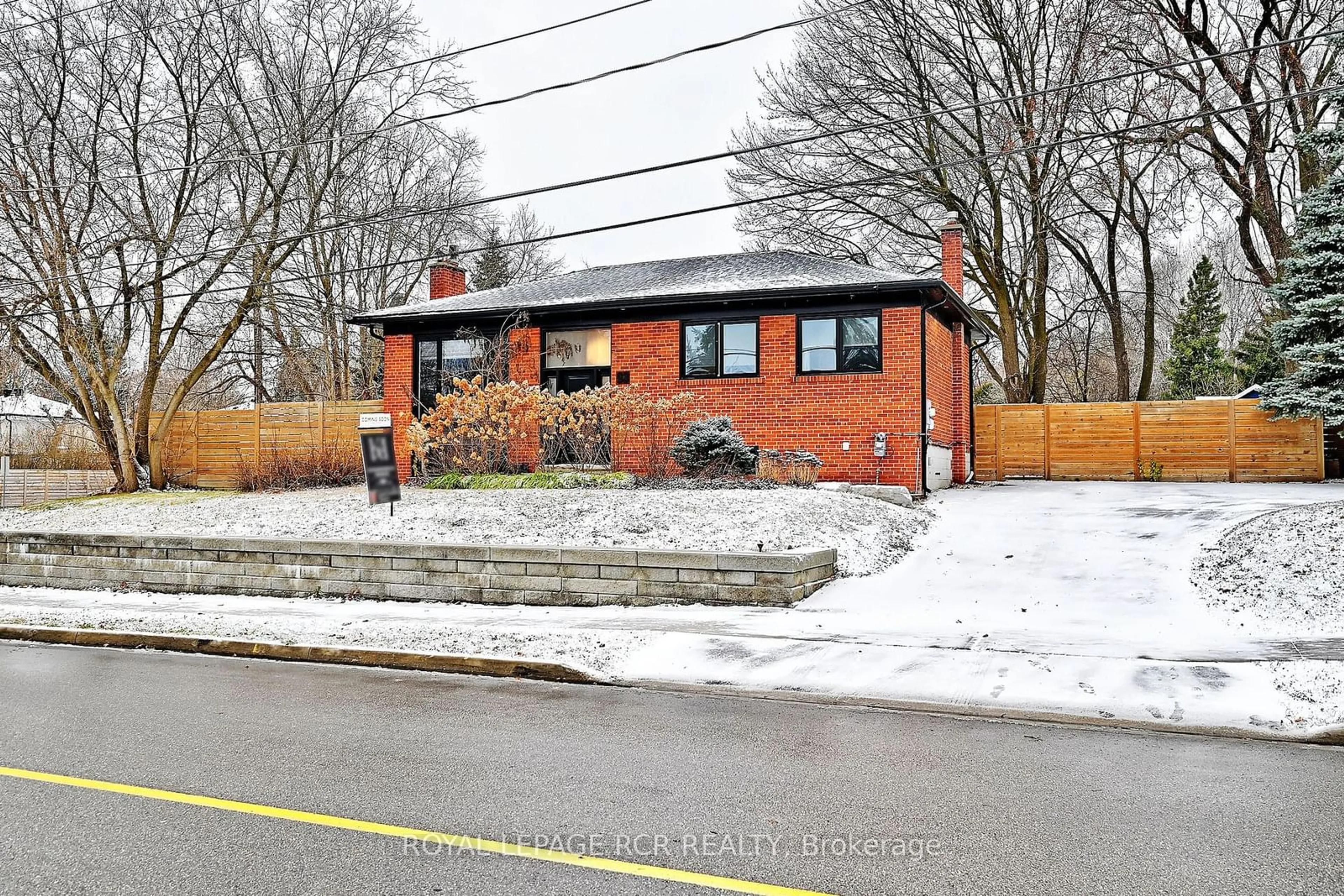 A pic from exterior of the house or condo, the street view for 93 Queen St, Newmarket Ontario L3Y 2E7