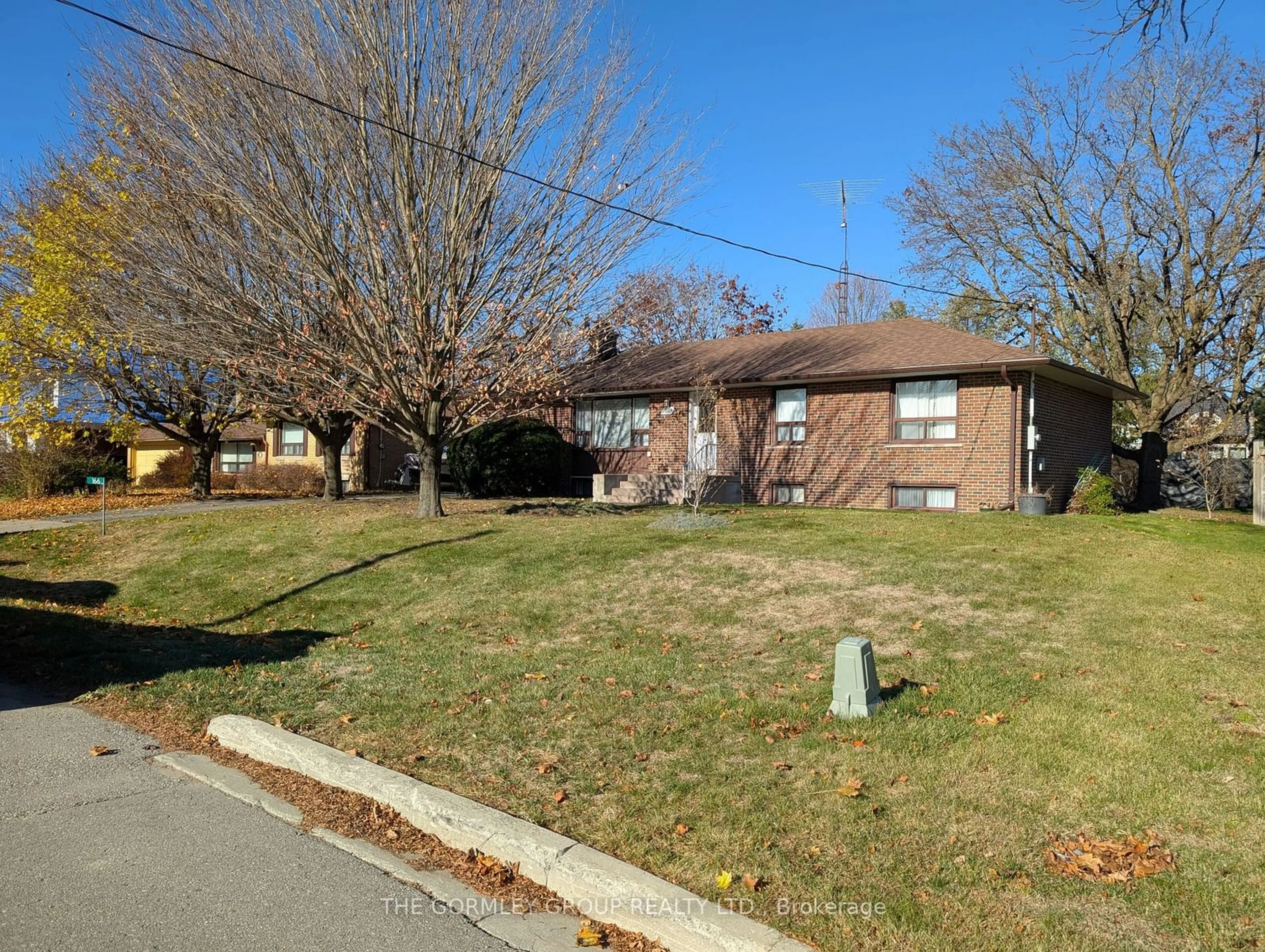 Frontside or backside of a home, the street view for 166 Elizabeth Grve, King Ontario L7B 1H2