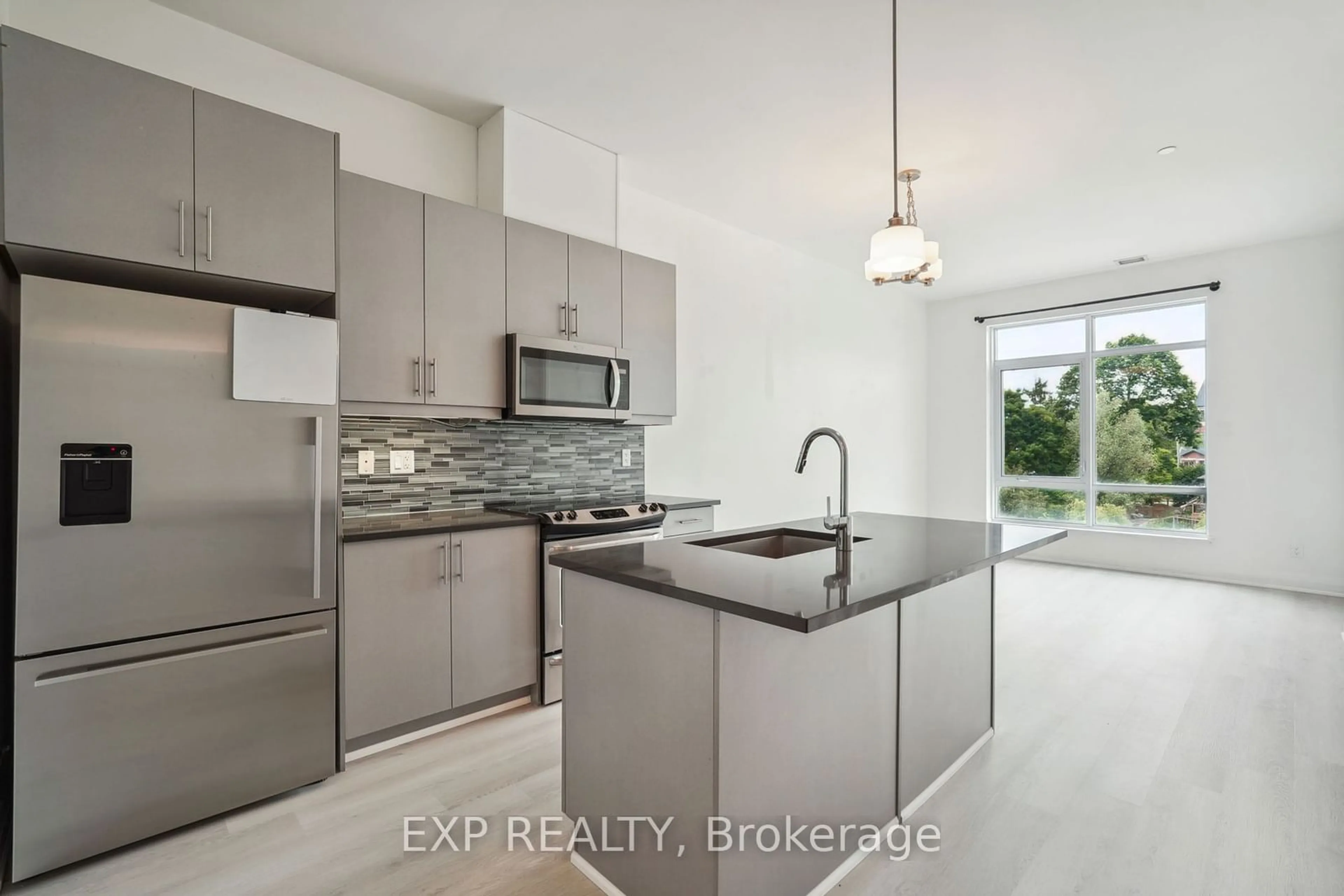 Open concept kitchen for 15277 Yonge St #315, Aurora Ontario L4G 1Y3