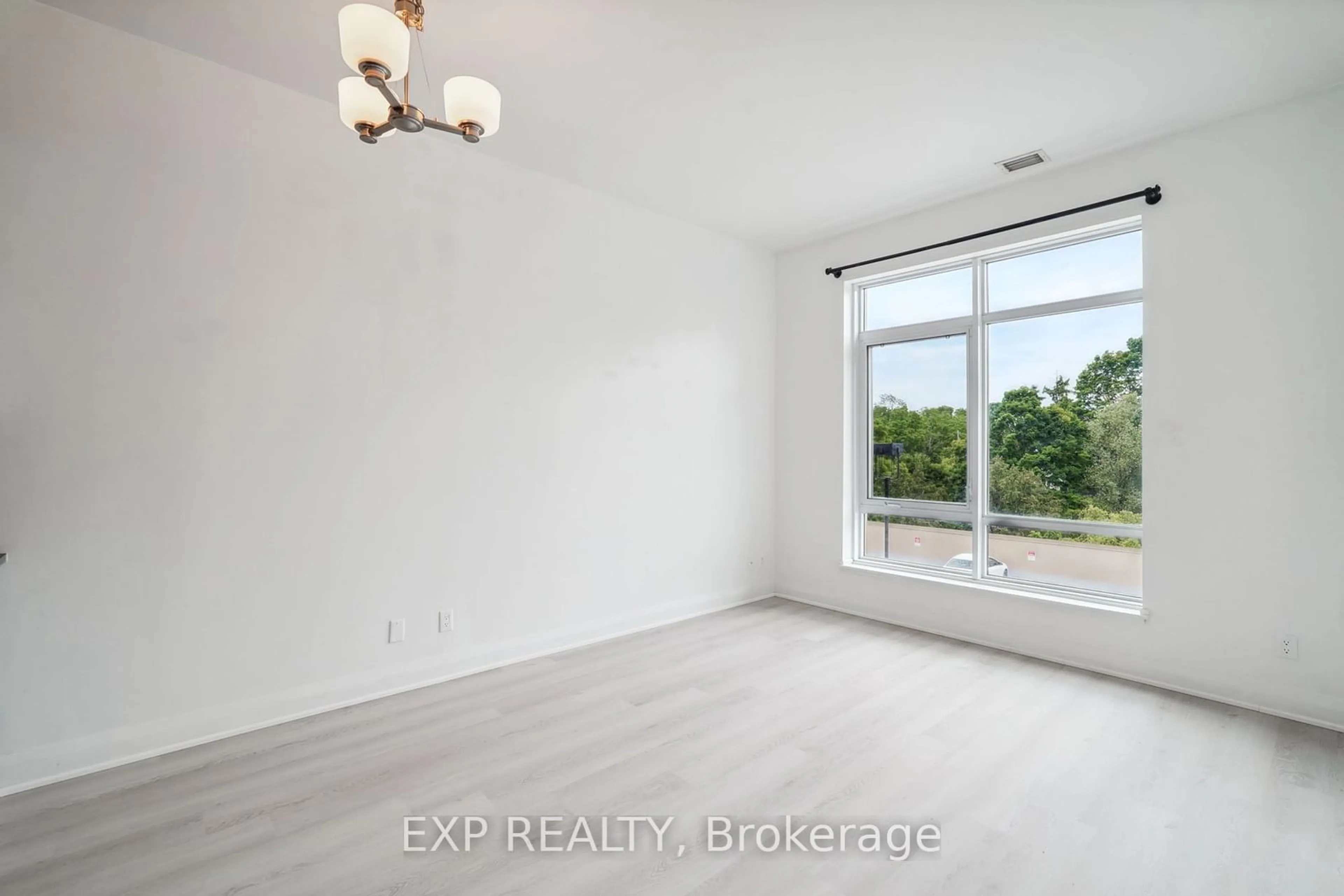 A pic of a room, wood floors for 15277 Yonge St #315, Aurora Ontario L4G 1Y3