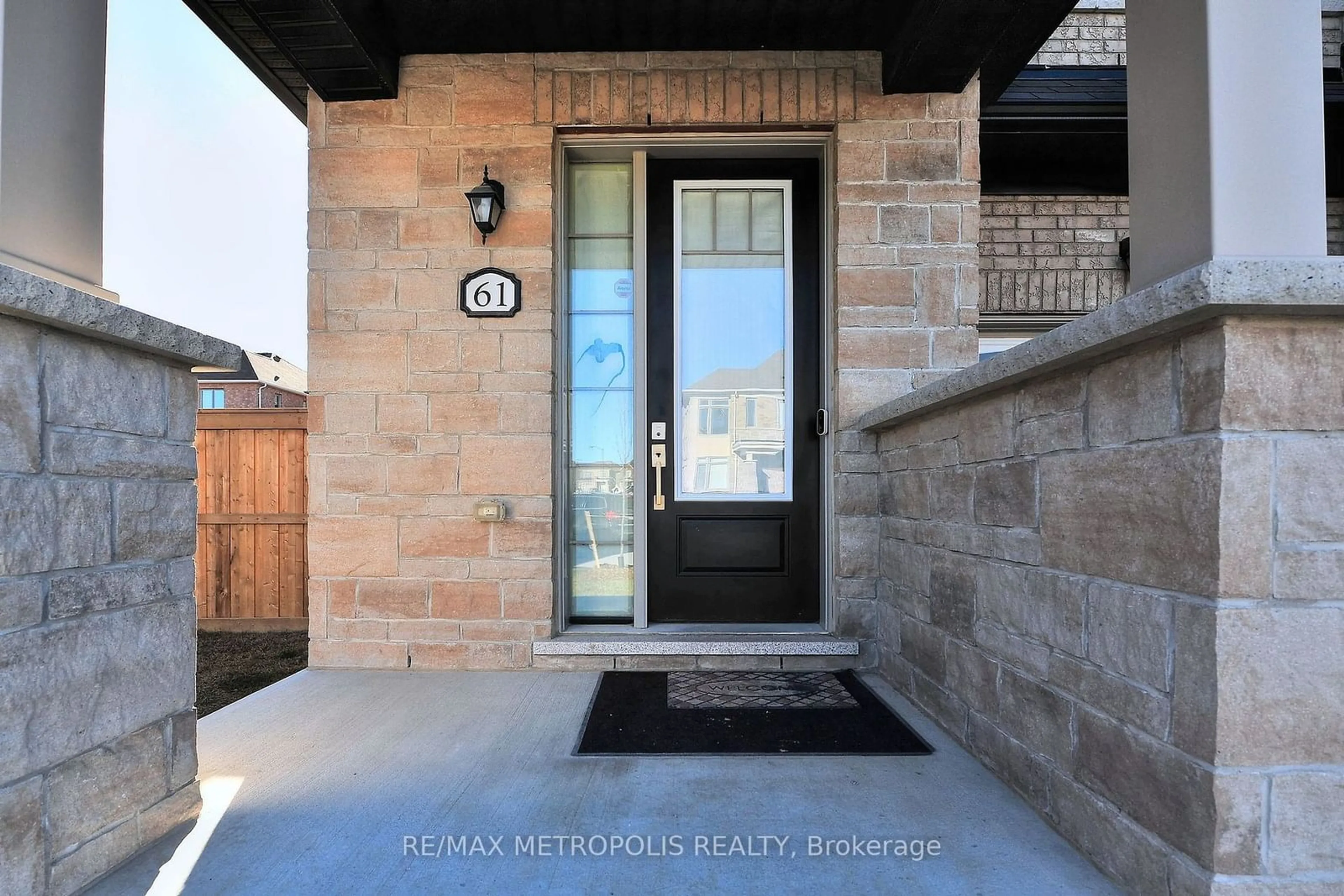 Indoor entryway, cement floor for 61 Seedling Cres, Whitchurch-Stouffville Ontario L4A 4V5