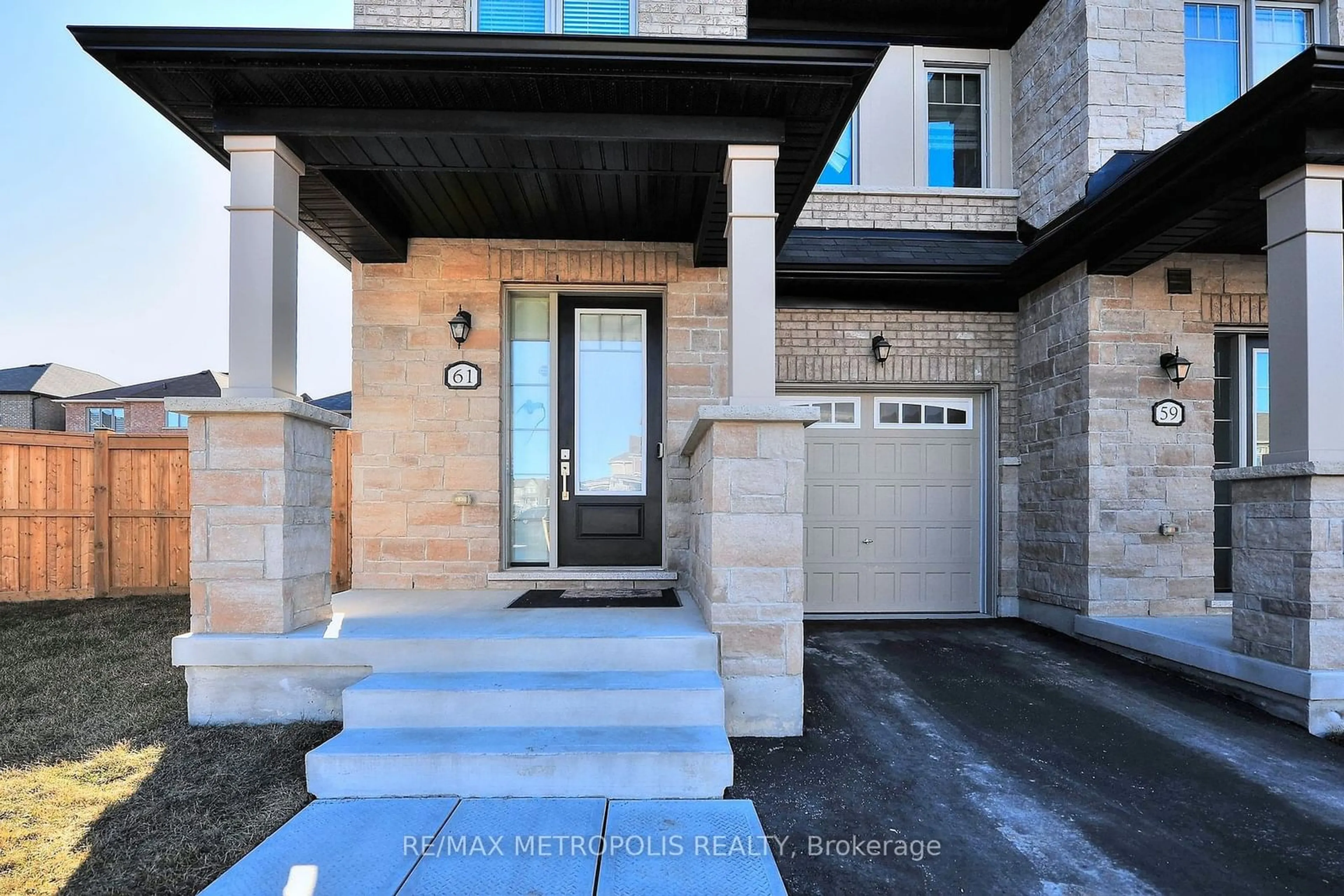 Indoor entryway, cement floor for 61 Seedling Cres, Whitchurch-Stouffville Ontario L4A 4V5