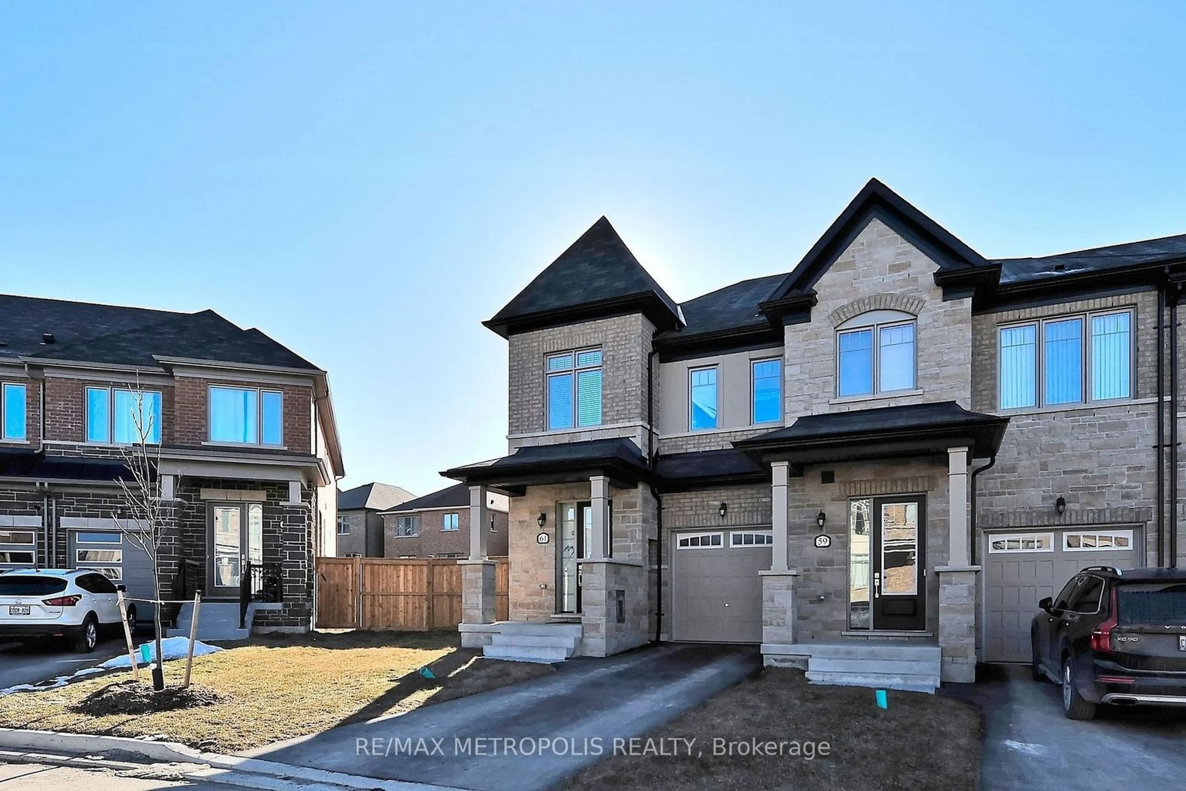 Frontside or backside of a home, the street view for 61 Seedling Cres, Whitchurch-Stouffville Ontario L4A 4V5