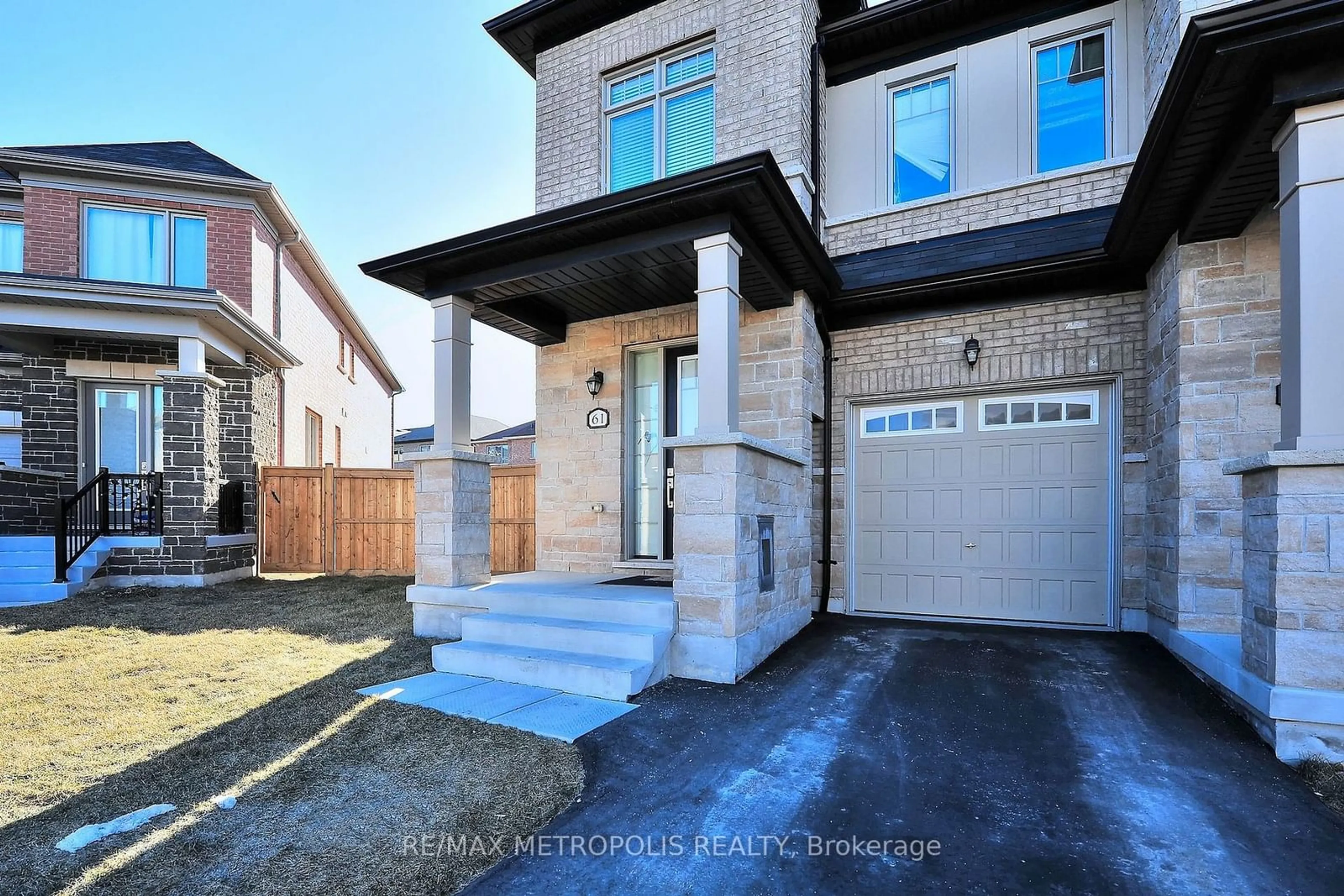 A pic from exterior of the house or condo, the street view for 61 Seedling Cres, Whitchurch-Stouffville Ontario L4A 4V5