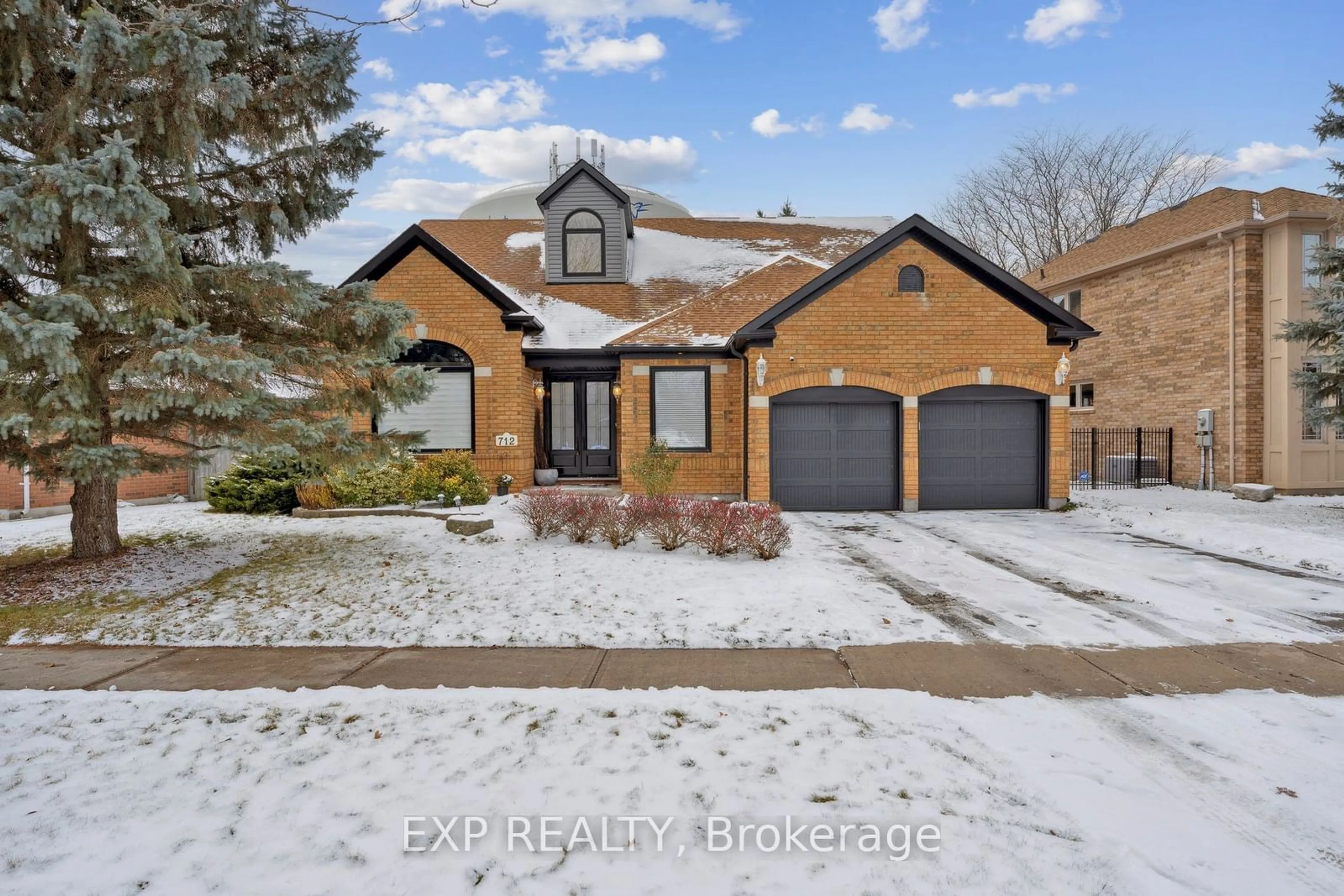 Frontside or backside of a home, the street view for 712 Foxcroft Blvd, Newmarket Ontario L3X 1N2