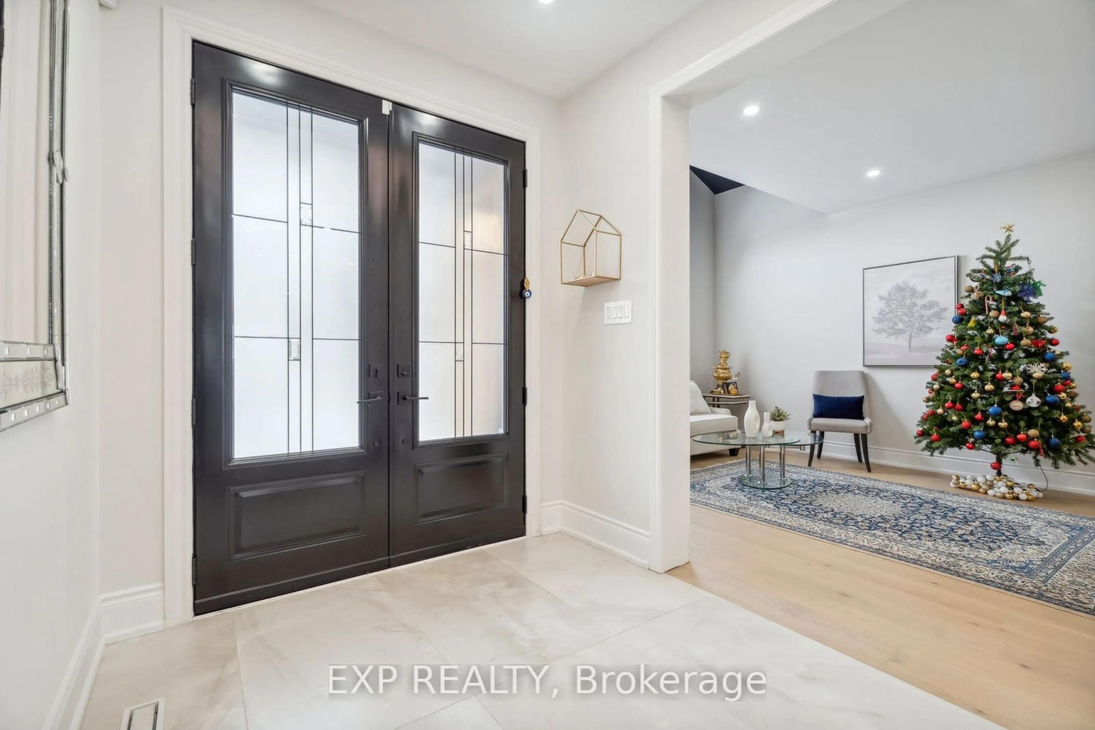 Indoor entryway, wood floors for 712 Foxcroft Blvd, Newmarket Ontario L3X 1N2