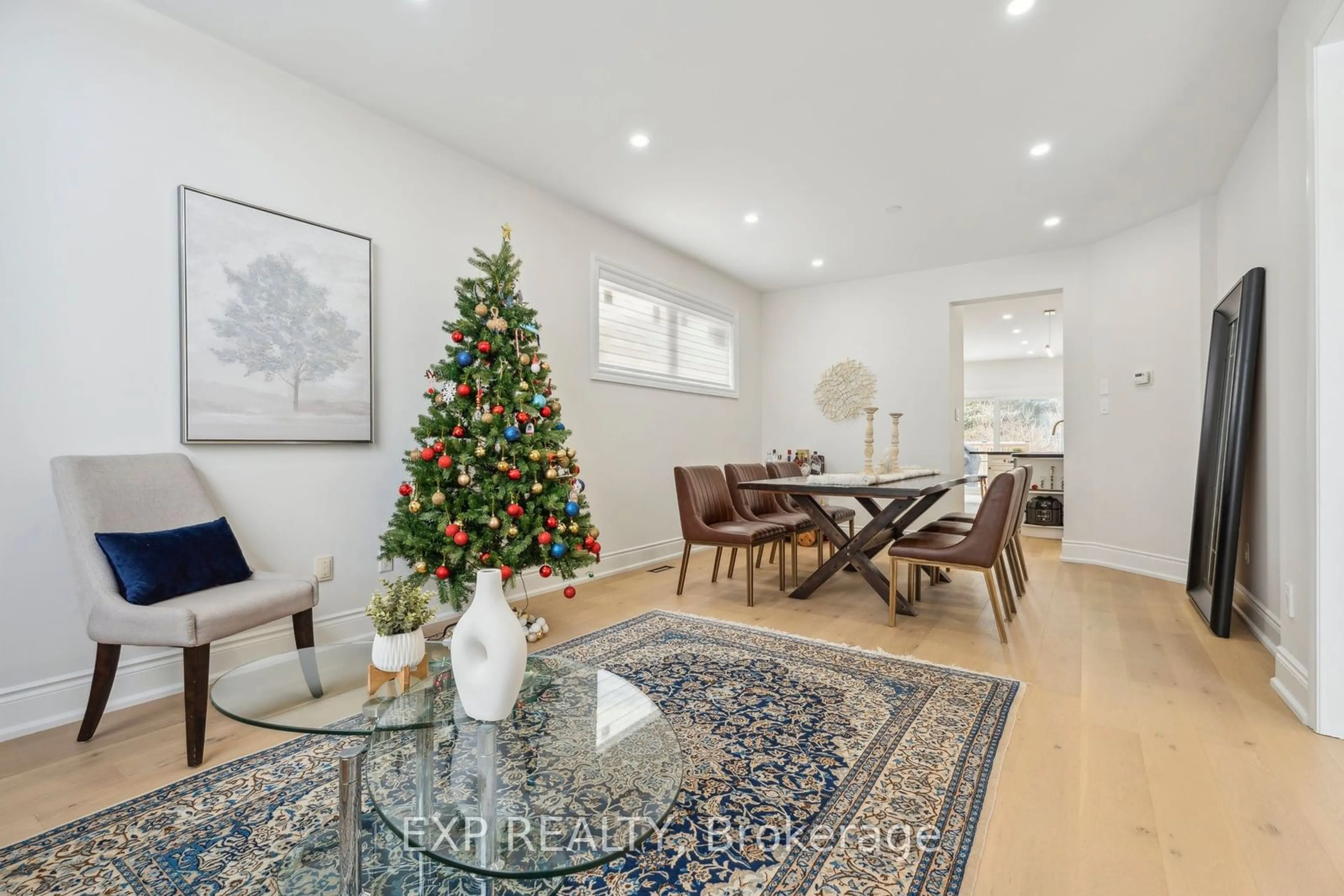 Living room, wood floors for 712 Foxcroft Blvd, Newmarket Ontario L3X 1N2