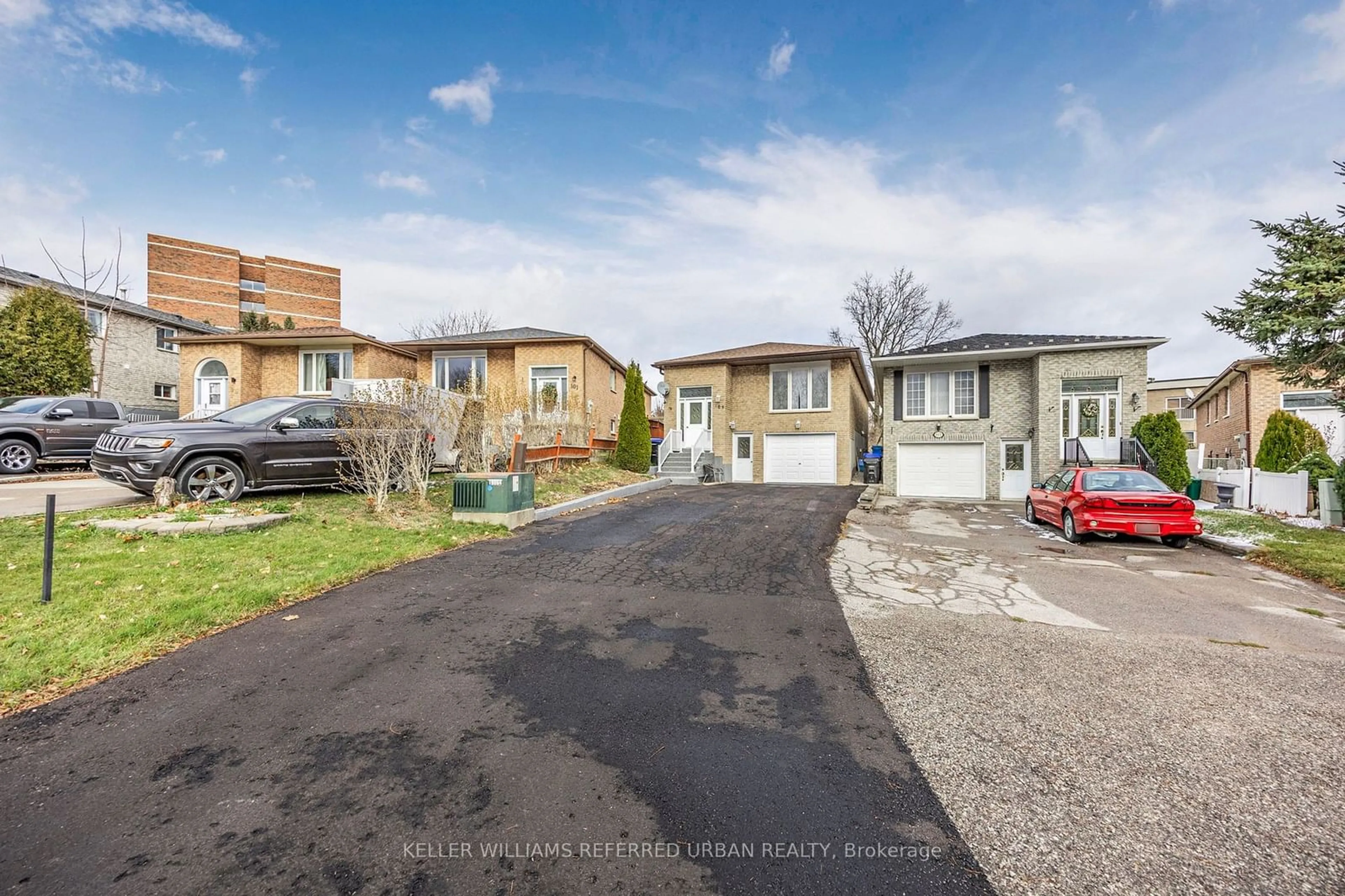 A pic from exterior of the house or condo, the street view for 109 Maplegrove Ave, Bradford West Gwillimbury Ontario L3Z 1R9