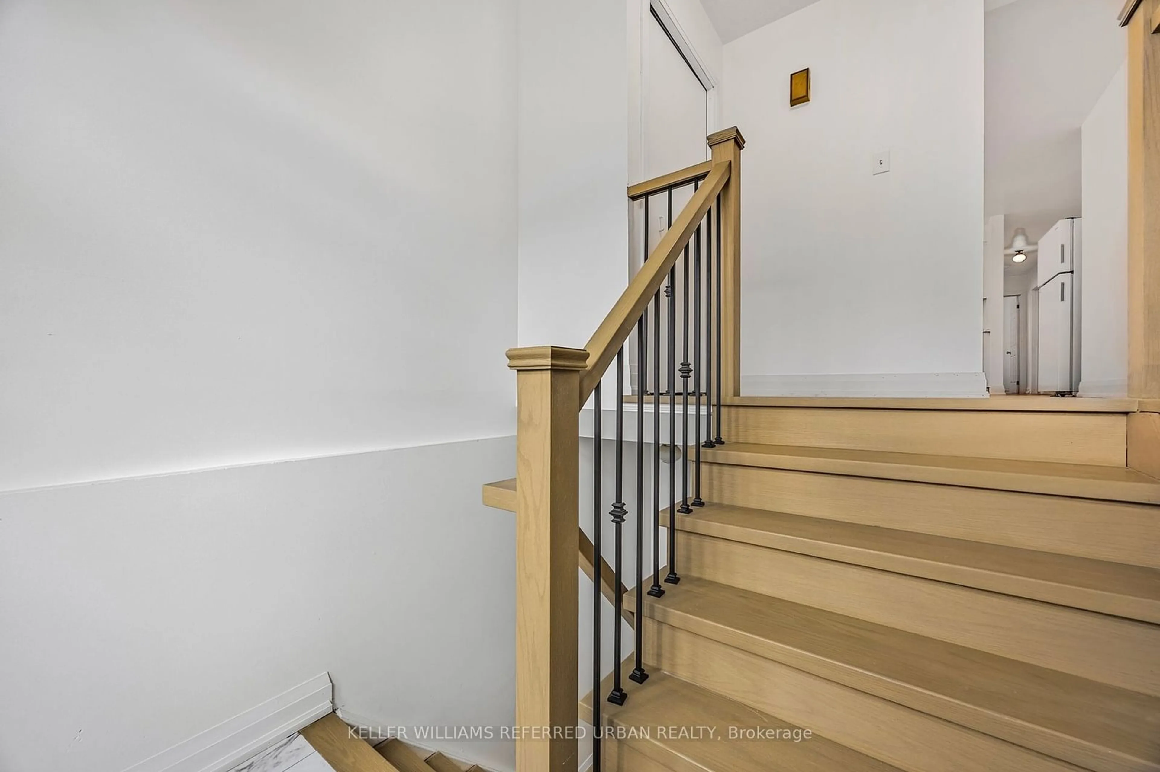 Stairs for 109 Maplegrove Ave, Bradford West Gwillimbury Ontario L3Z 1R9