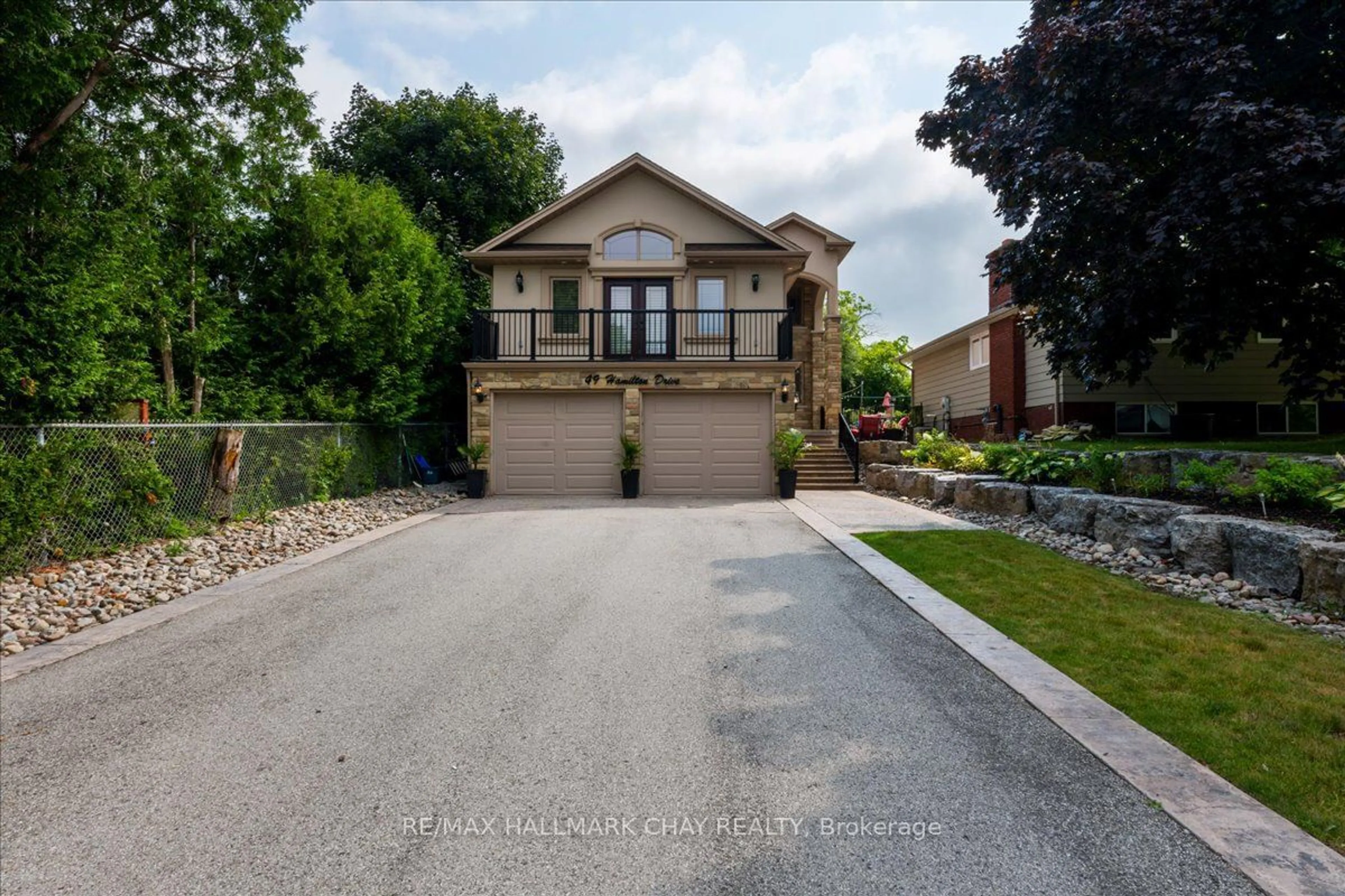 Frontside or backside of a home, the street view for 49 Hamilton Dr, Newmarket Ontario L3Y 3E7