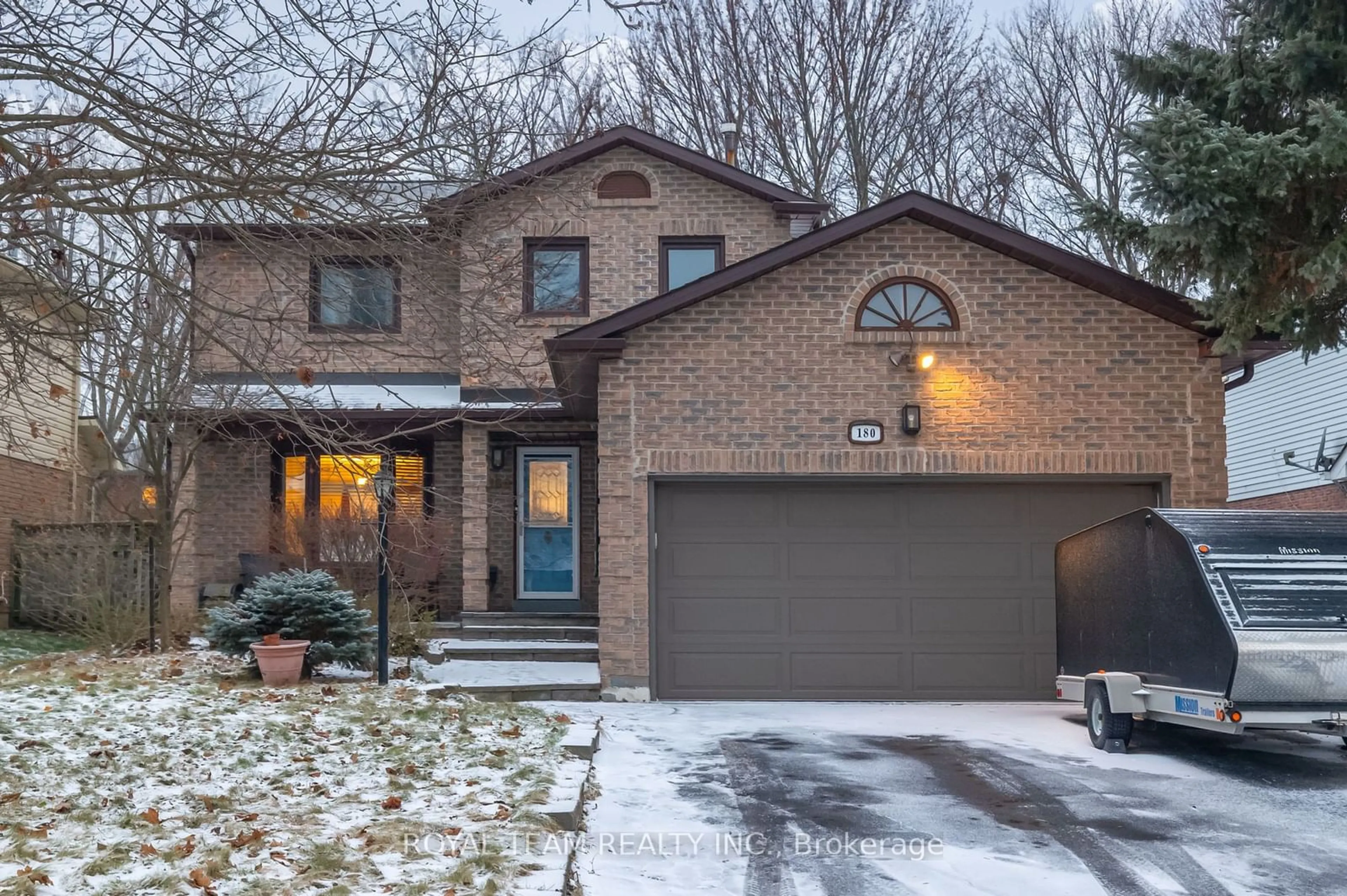 Home with brick exterior material for 180 Willow Lane, Newmarket Ontario L3Y 6R8