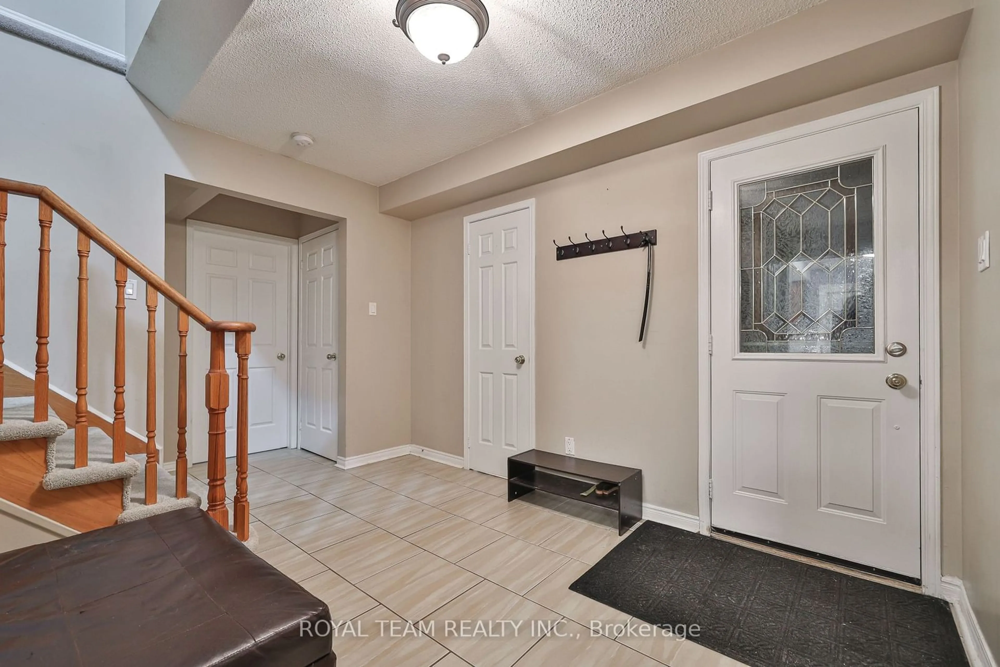 Indoor entryway, wood floors for 180 Willow Lane, Newmarket Ontario L3Y 6R8