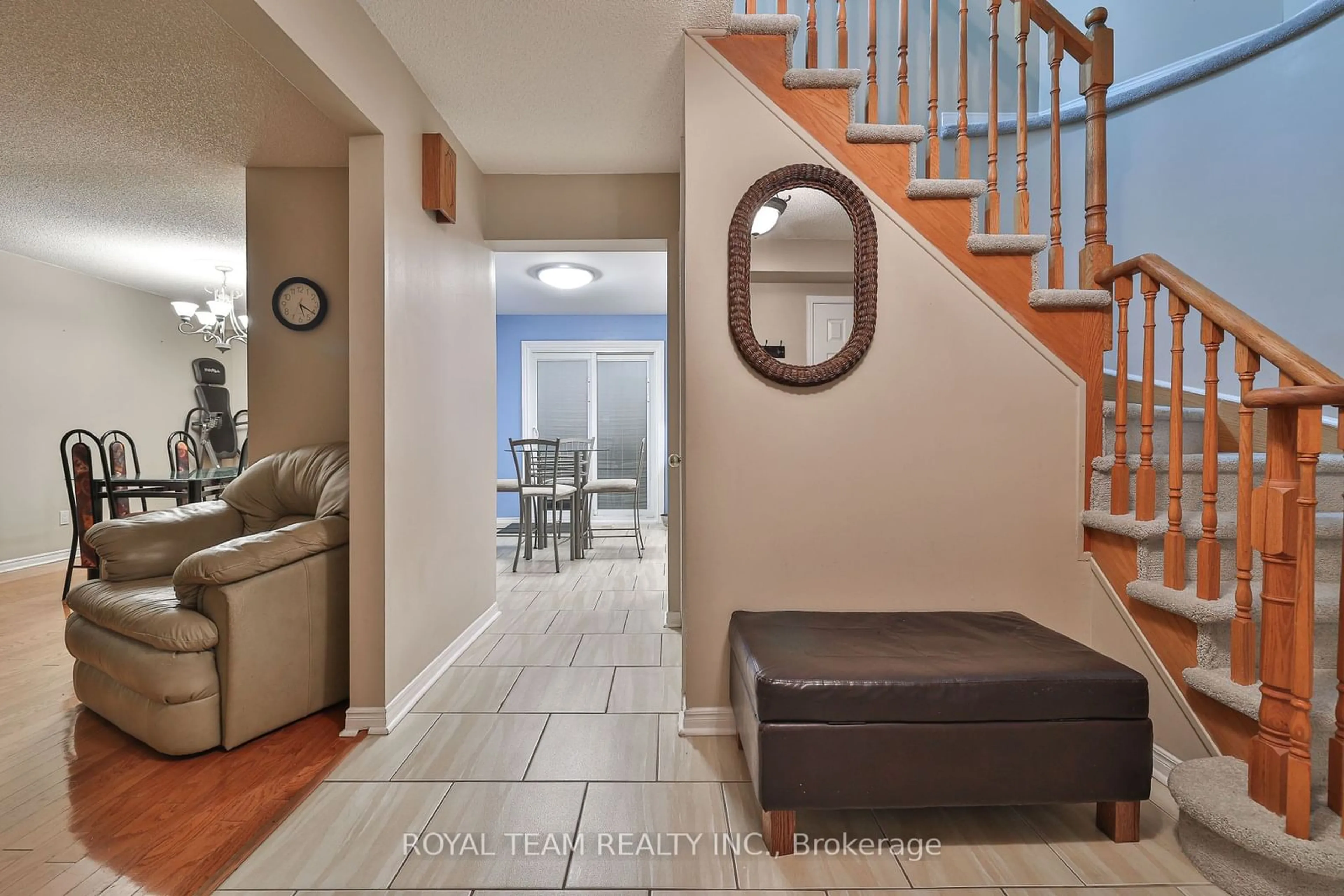 Indoor entryway, wood floors for 180 Willow Lane, Newmarket Ontario L3Y 6R8