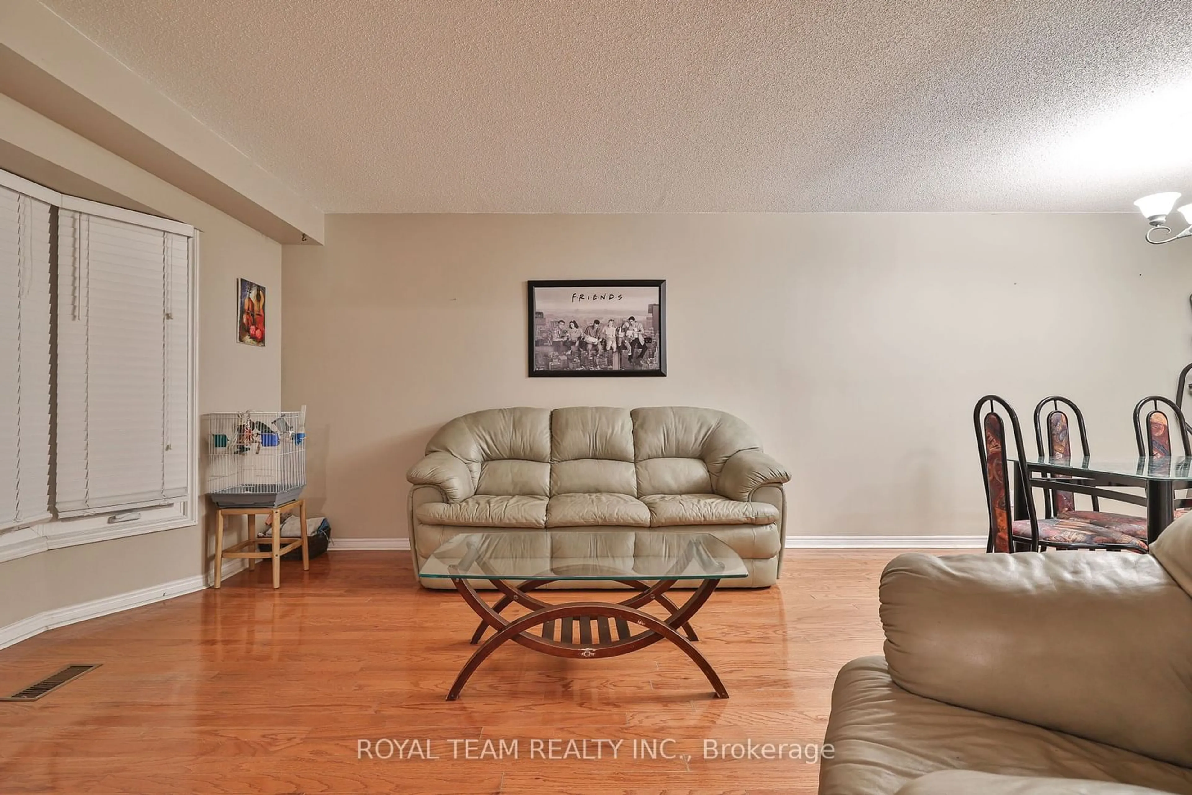 Living room, wood floors for 180 Willow Lane, Newmarket Ontario L3Y 6R8