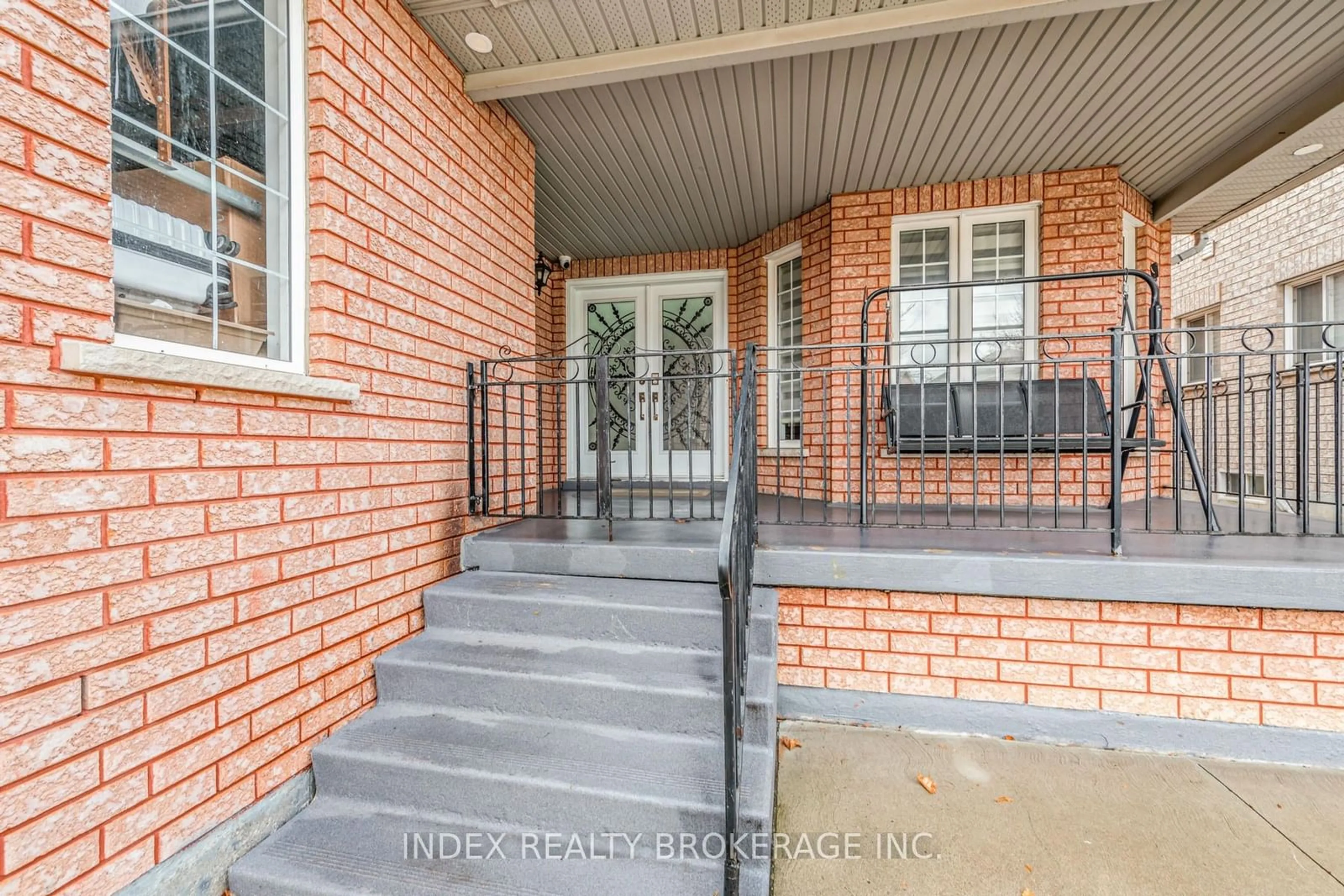 Indoor entryway, wood floors for 54 Brasswinds Crt, Vaughan Ontario L4L 9C6