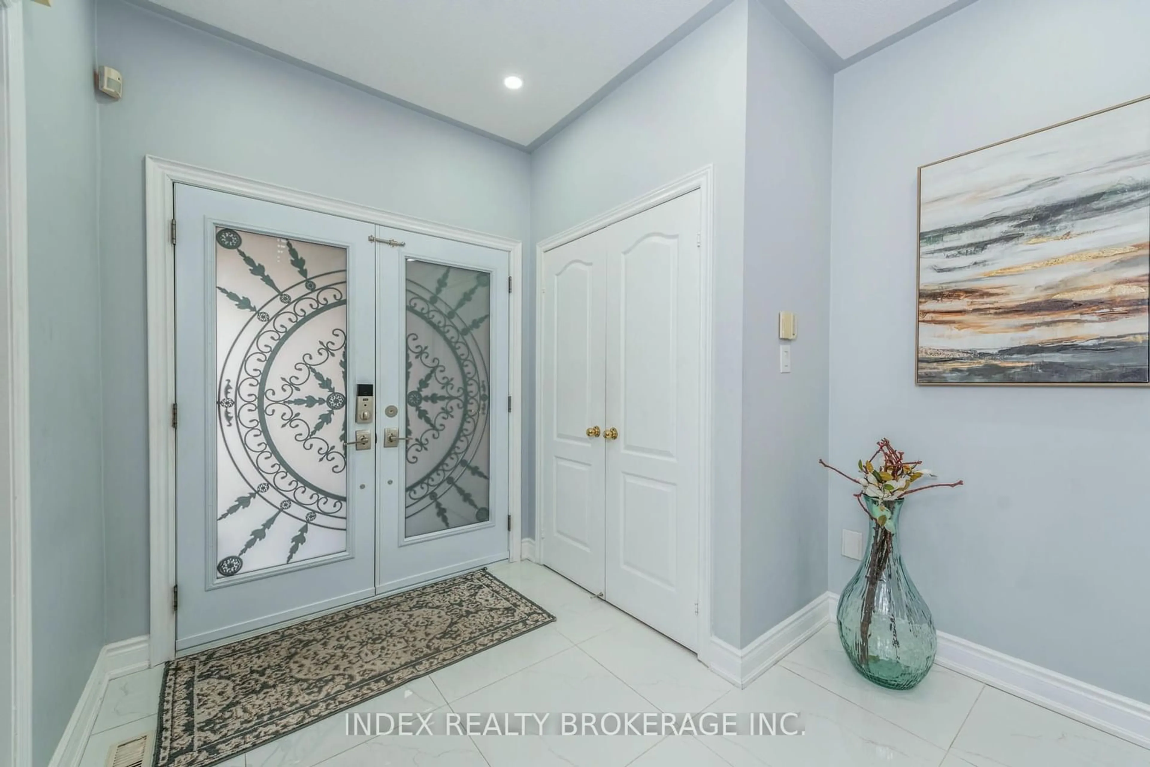 Indoor entryway, wood floors for 54 Brasswinds Crt, Vaughan Ontario L4L 9C6