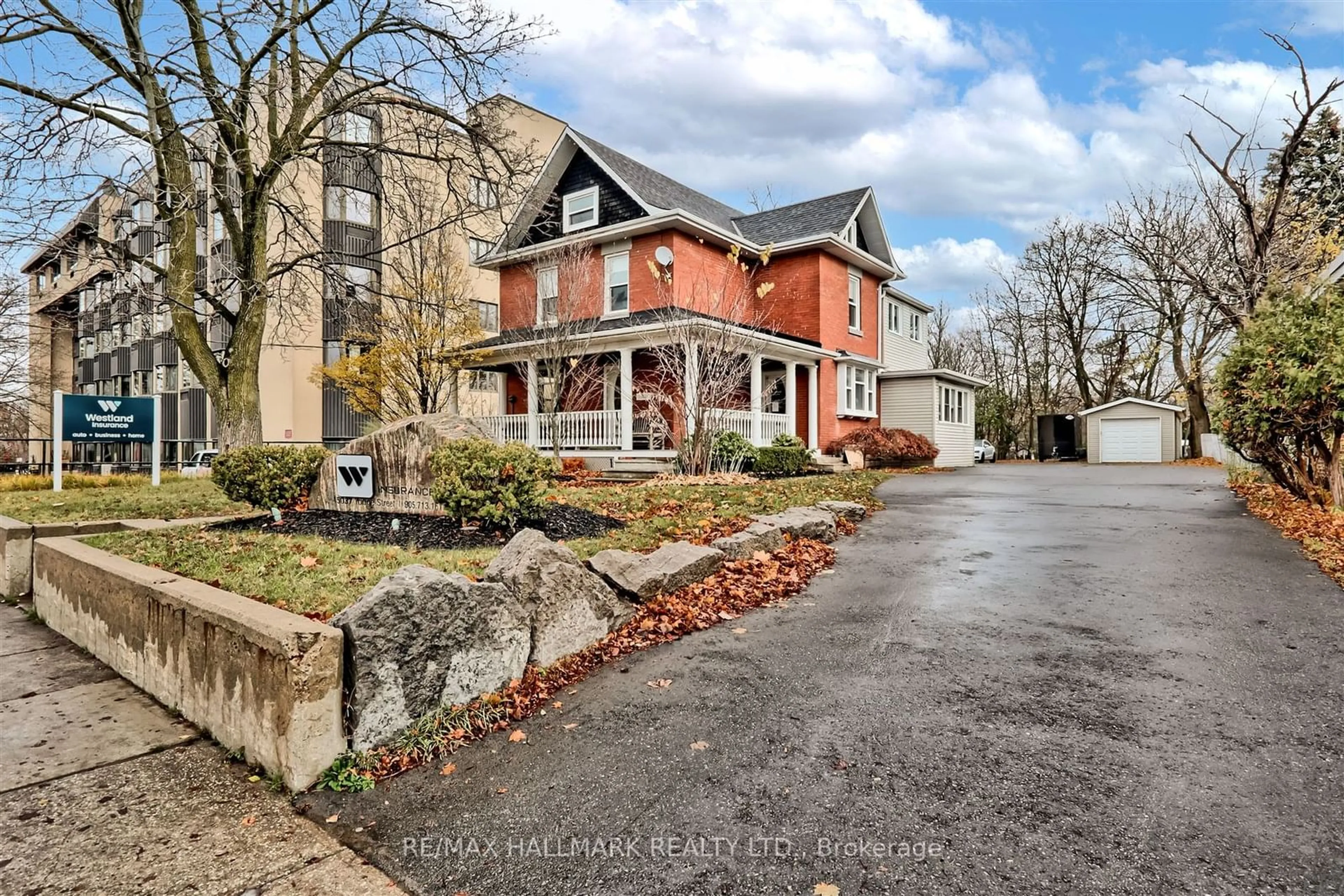 A pic from exterior of the house or condo, the street view for 15037 Yonge St, Aurora Ontario L4G 1M3