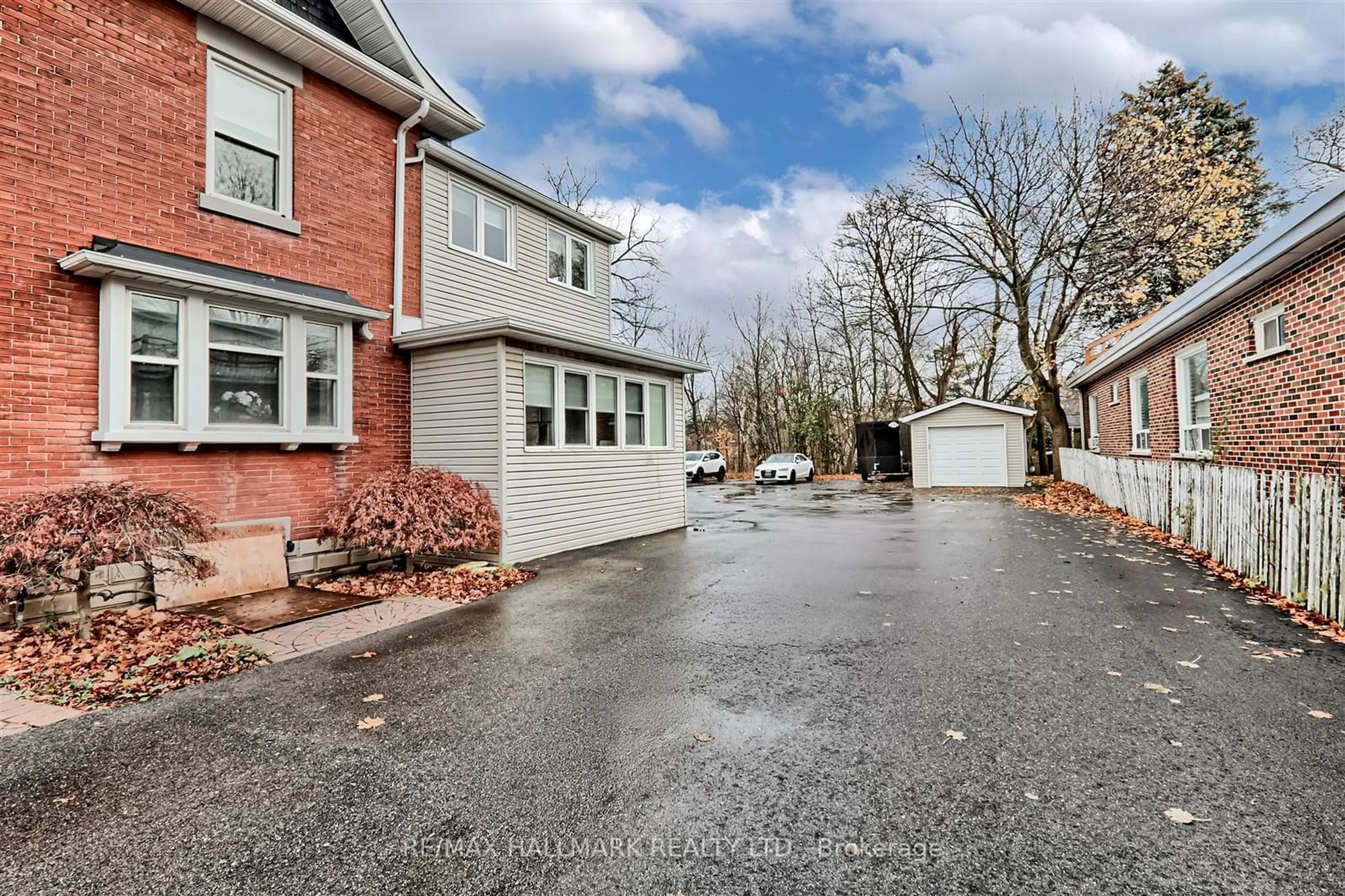 A pic from exterior of the house or condo, the street view for 15037 Yonge St, Aurora Ontario L4G 1M3