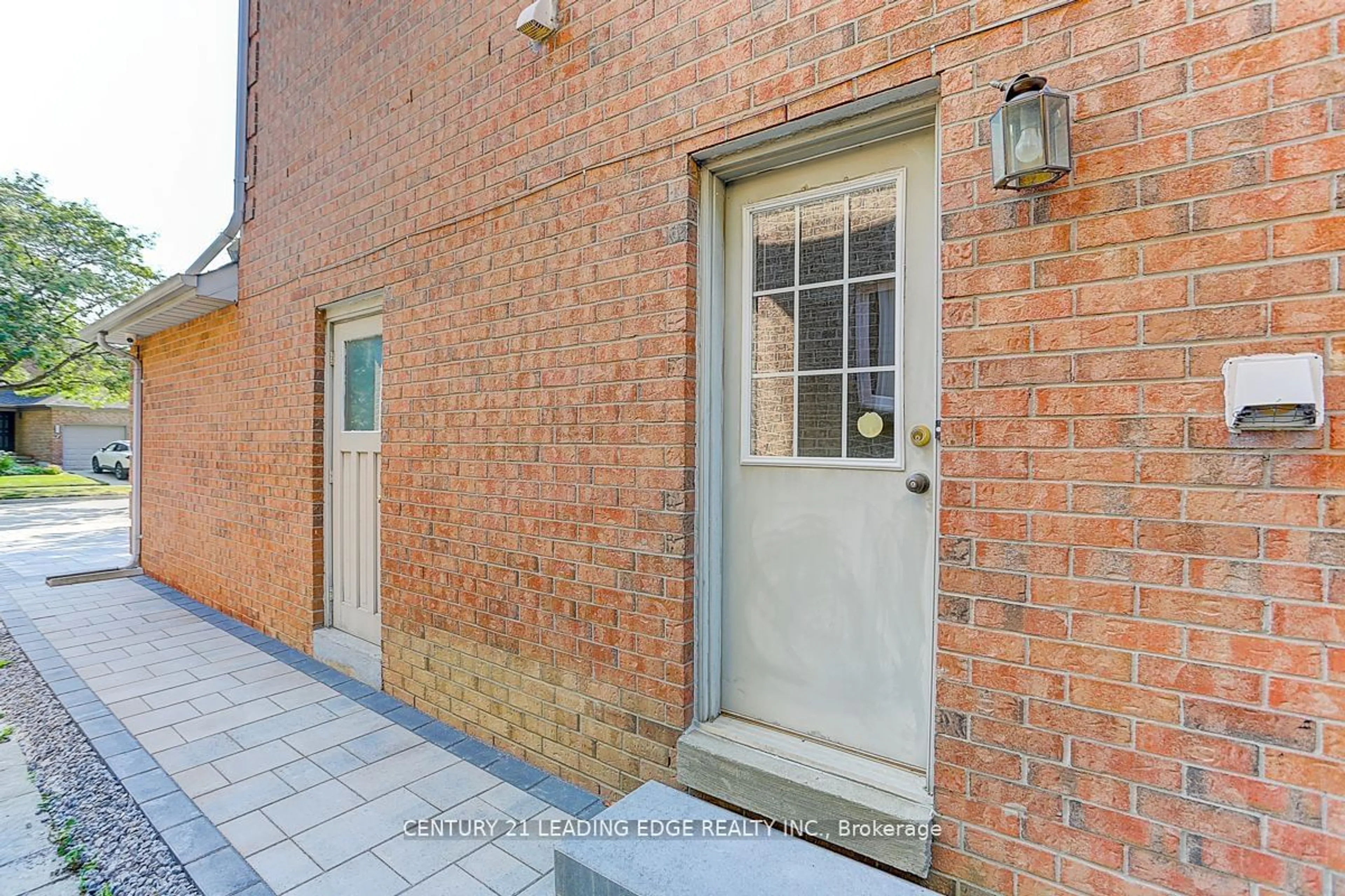 Home with brick exterior material for 8 Ashdown Cres, Richmond Hill Ontario L4B 1Z5