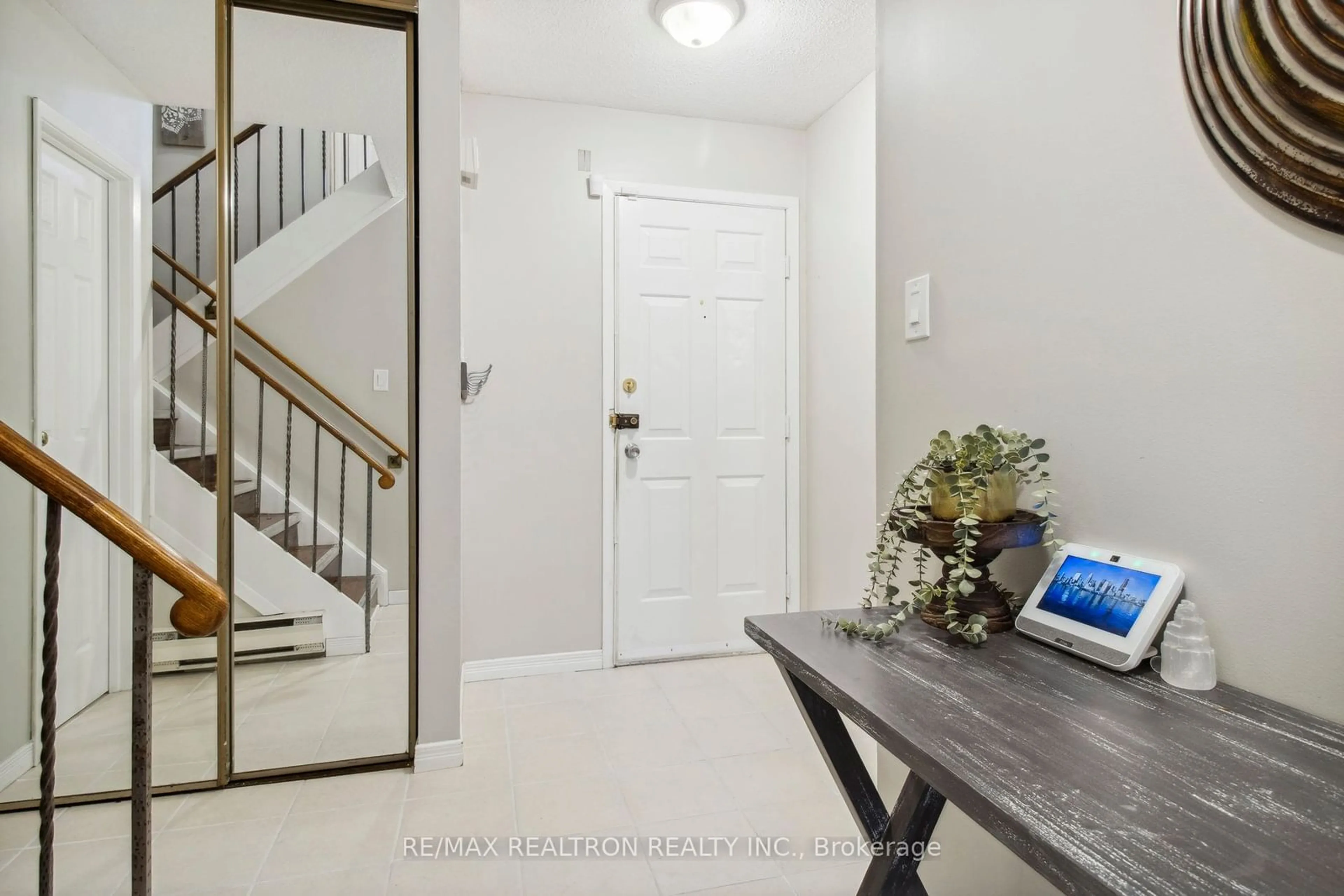 Indoor entryway for 290 Collings Ave, Bradford West Gwillimbury Ontario L3Z 1W3