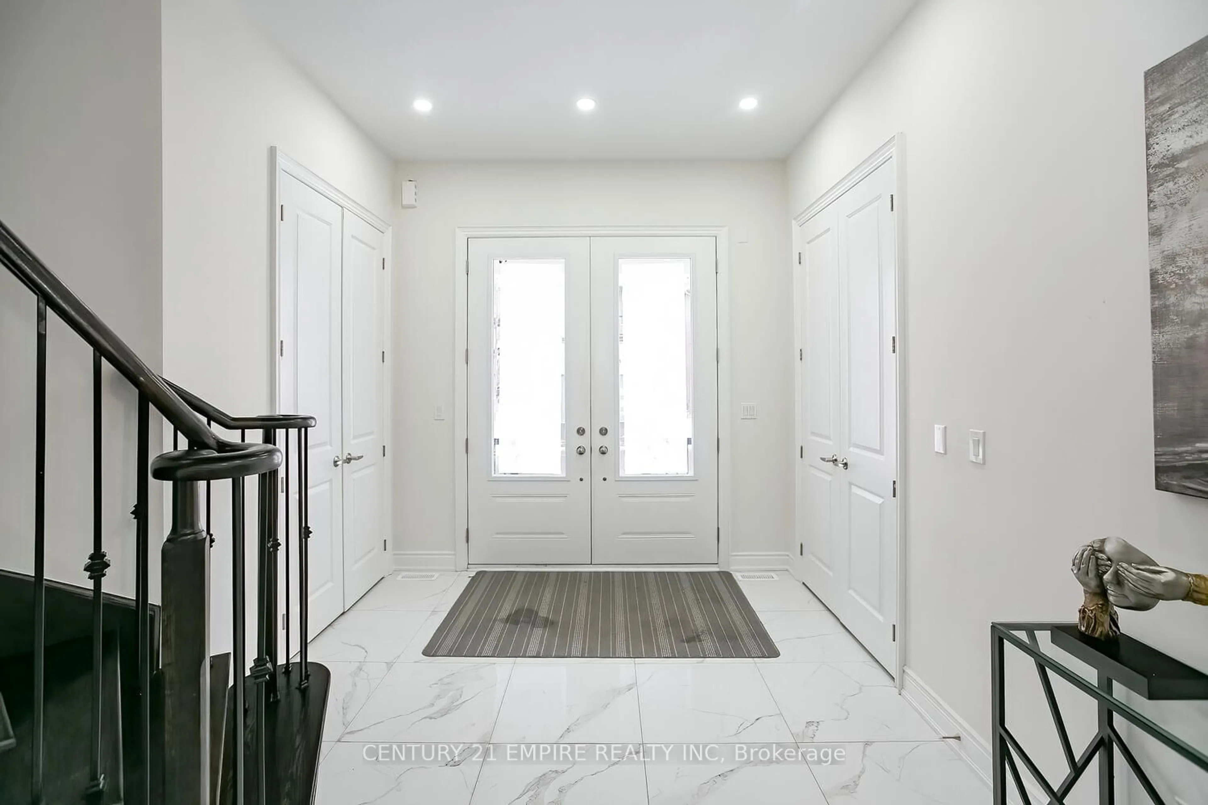 Indoor entryway for 26 Joiner Circ, Whitchurch-Stouffville Ontario L4A 1M2