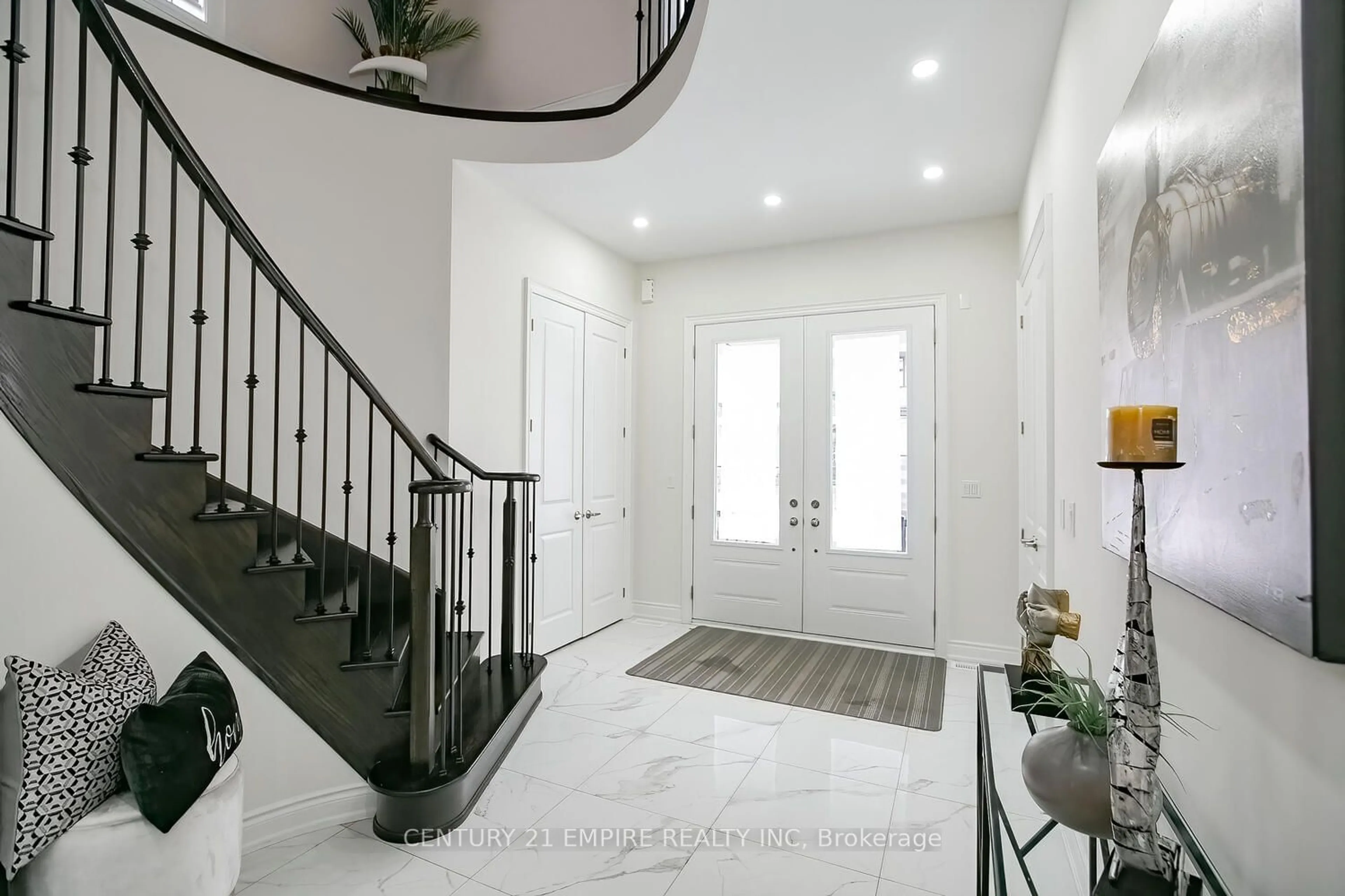 Indoor entryway for 26 Joiner Circ, Whitchurch-Stouffville Ontario L4A 1M2