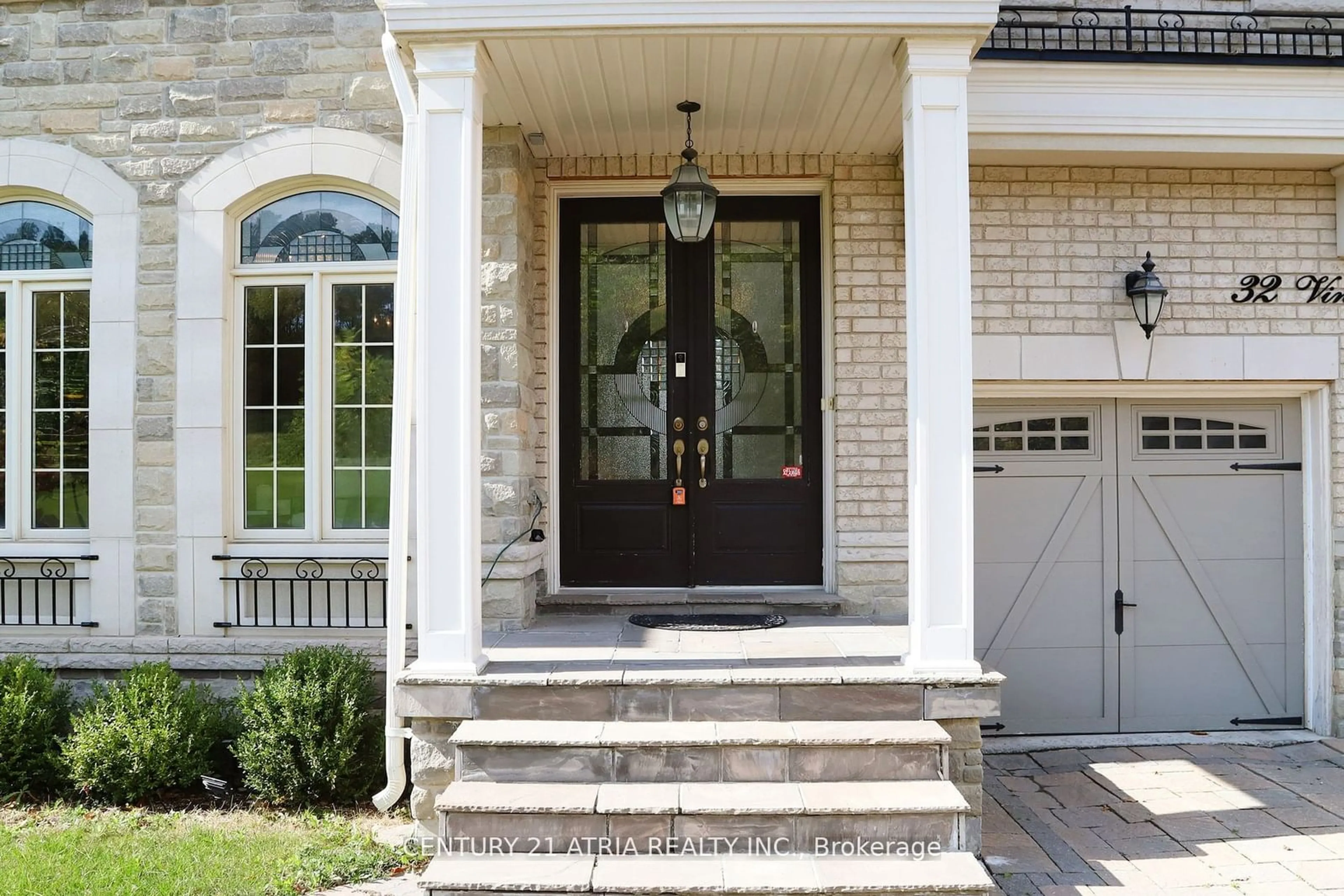 Indoor entryway, wood floors for 32 Vines Pl, Aurora Ontario L4G 0R7